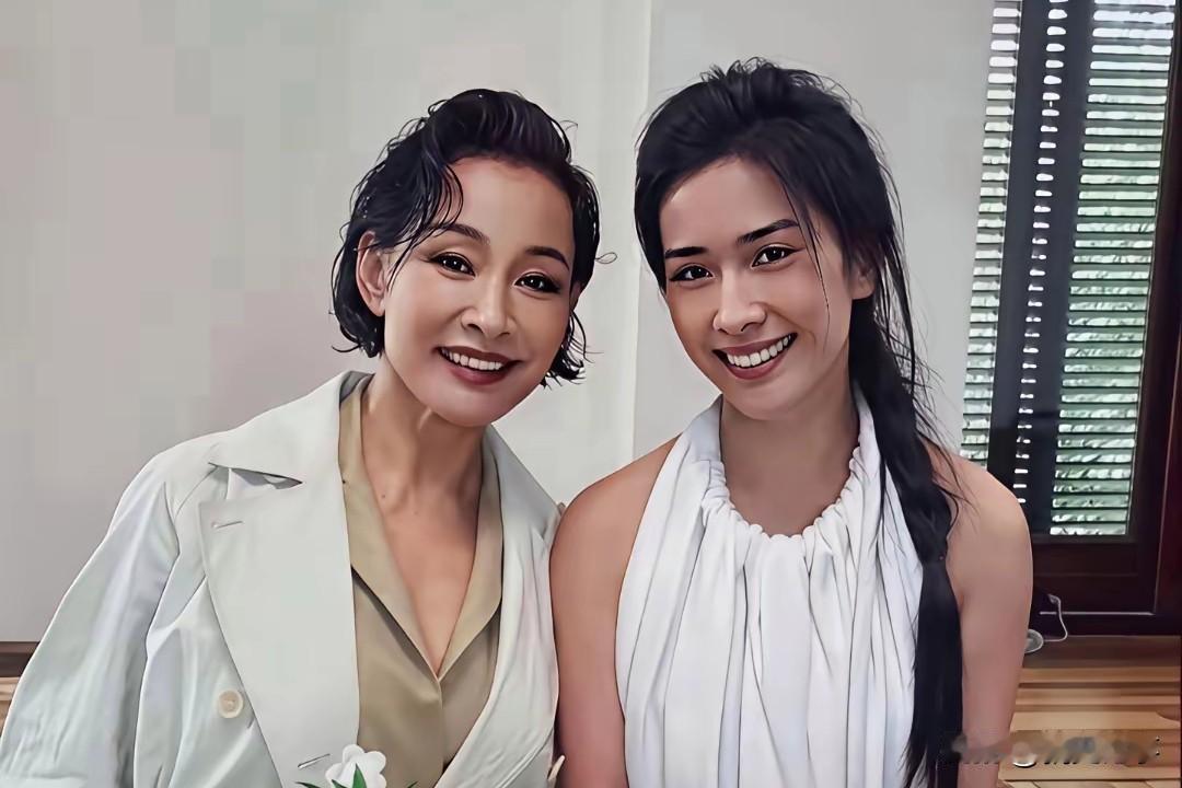 陈冲母女同框合影，女儿青春灵动，还有小虎牙。镜头下，陈冲一身浅色风衣，从容温婉，