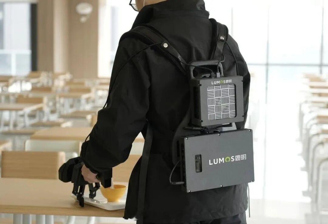 鹿明机器人发布全球首款背包版 UMI 数采设备——FastUMI Pro（背包版