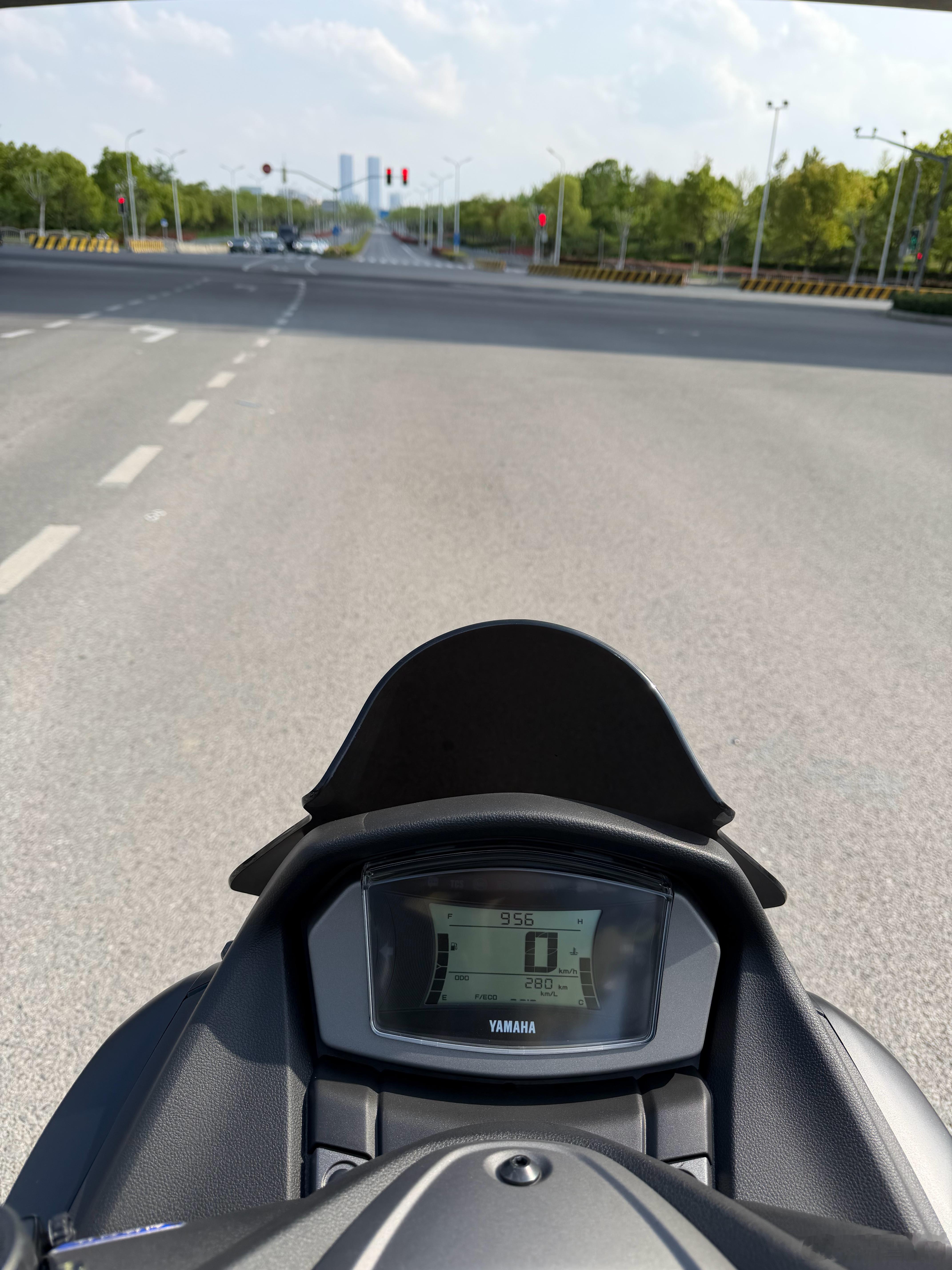 这天气骑摩托车太爽了，不冷不热。 