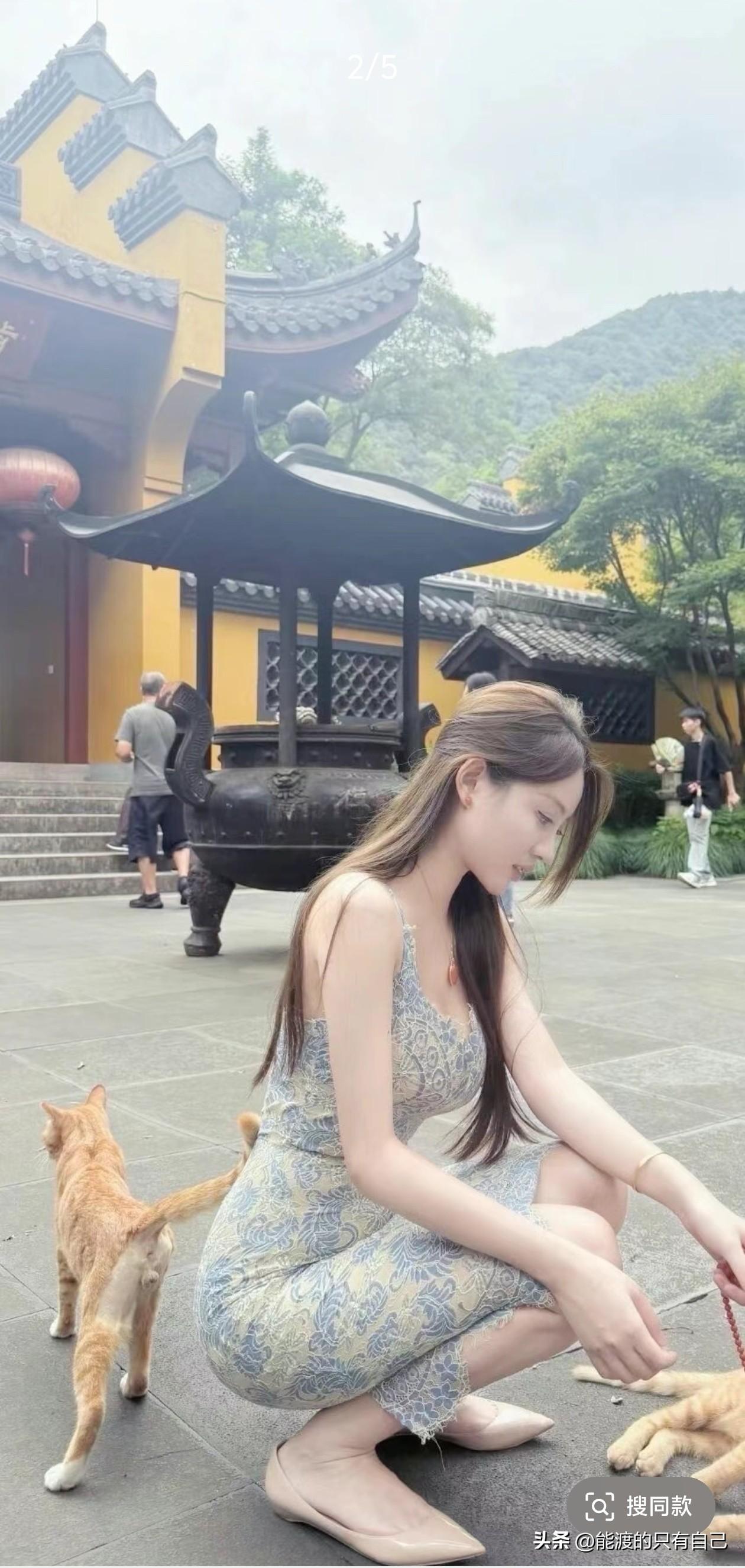 青瓦古寺，烟雨江南
一袭雷丝，半卷清欢