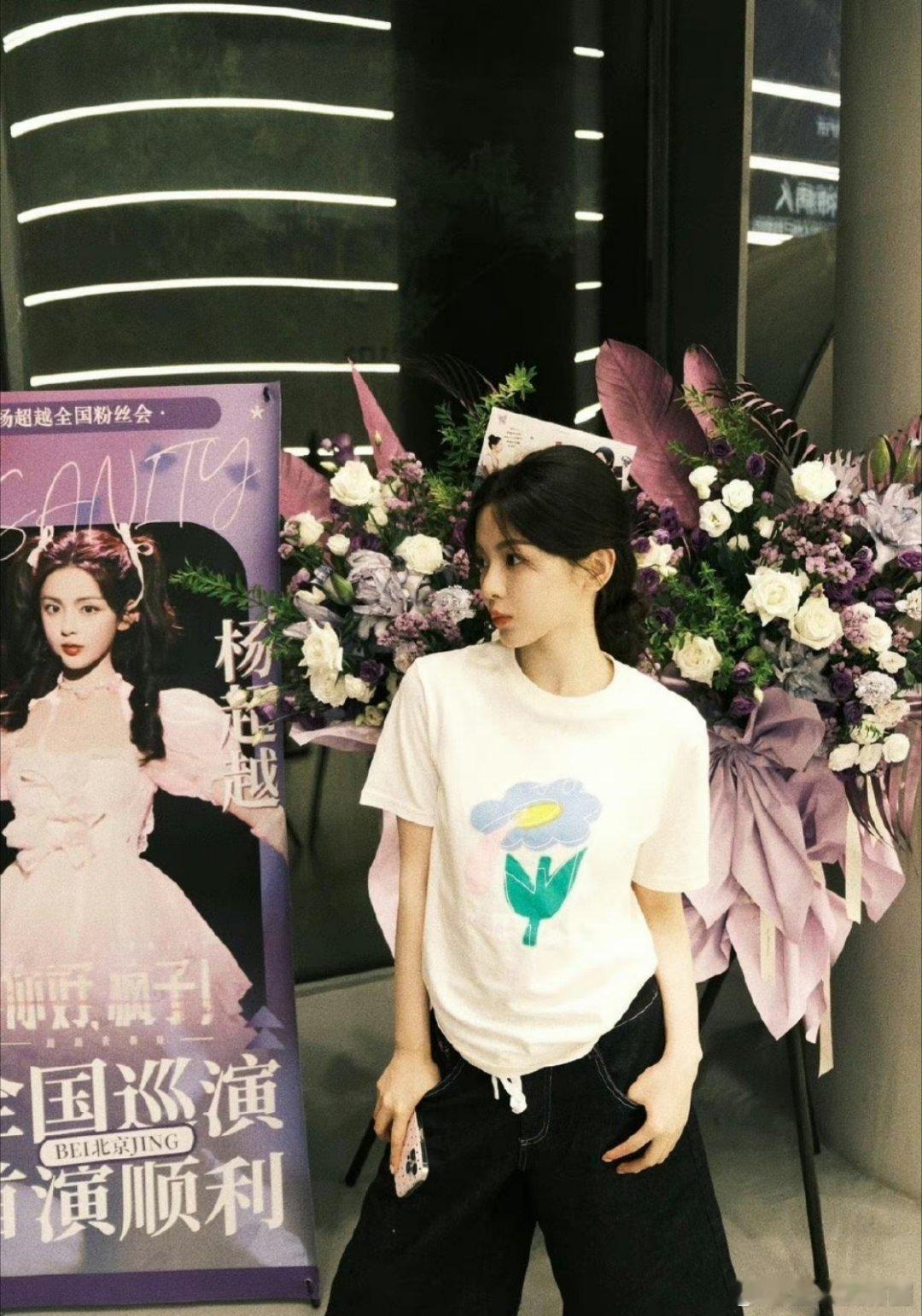 杨超越现在不拍电视剧去演话剧的操作也是让我们摸不到头脑啊 不过话剧的效果好像也很