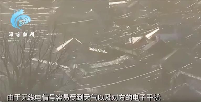 俄乌打仗的前线现在多了个奇怪景象，乌克兰莱曼市的街头、建筑之间，到处缠着细细的光