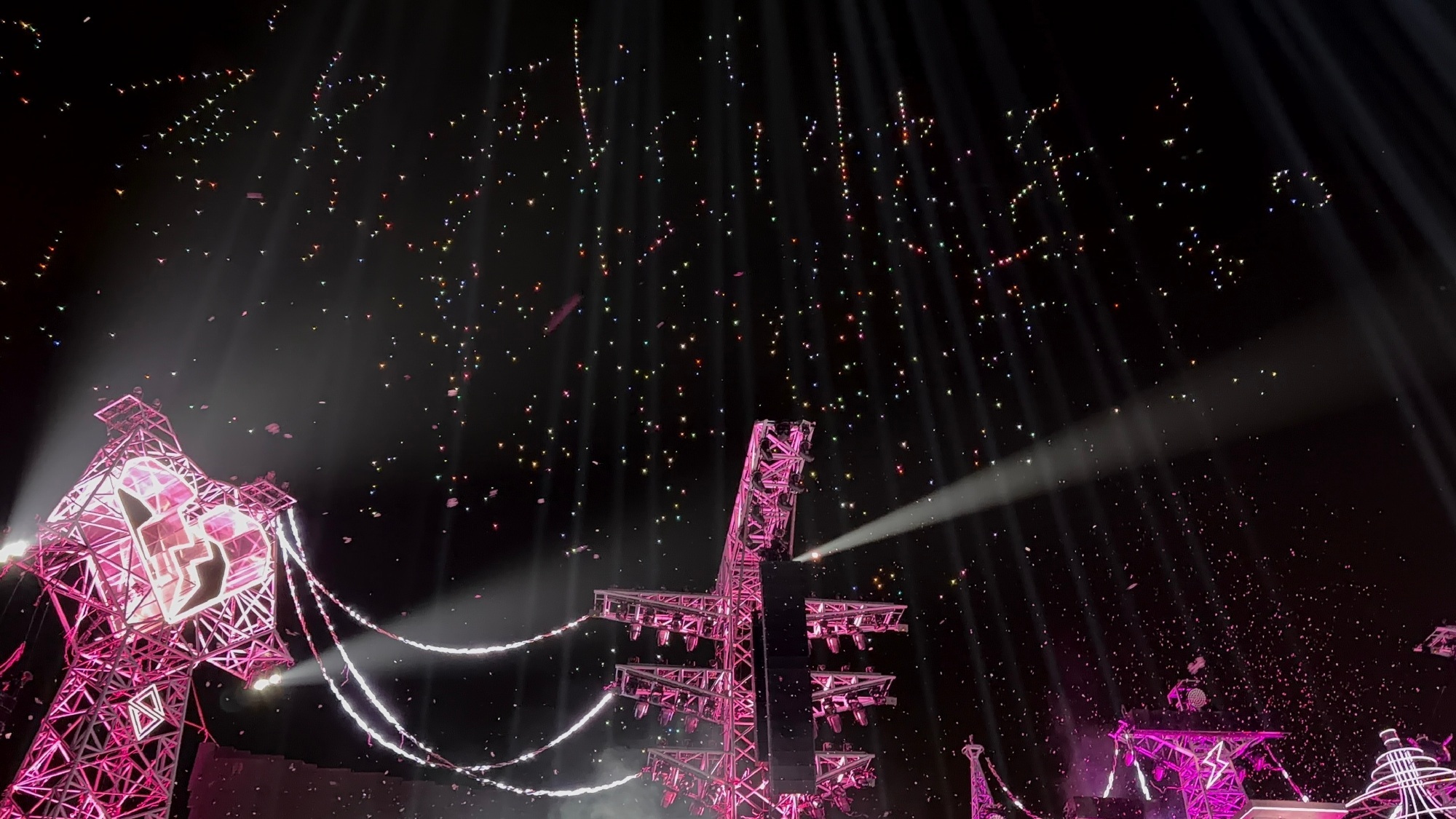 要记得多说多好呀！泷哥在演唱会上坦言，九年元旦微博文案都是“冒着掉眼泪的风险”。