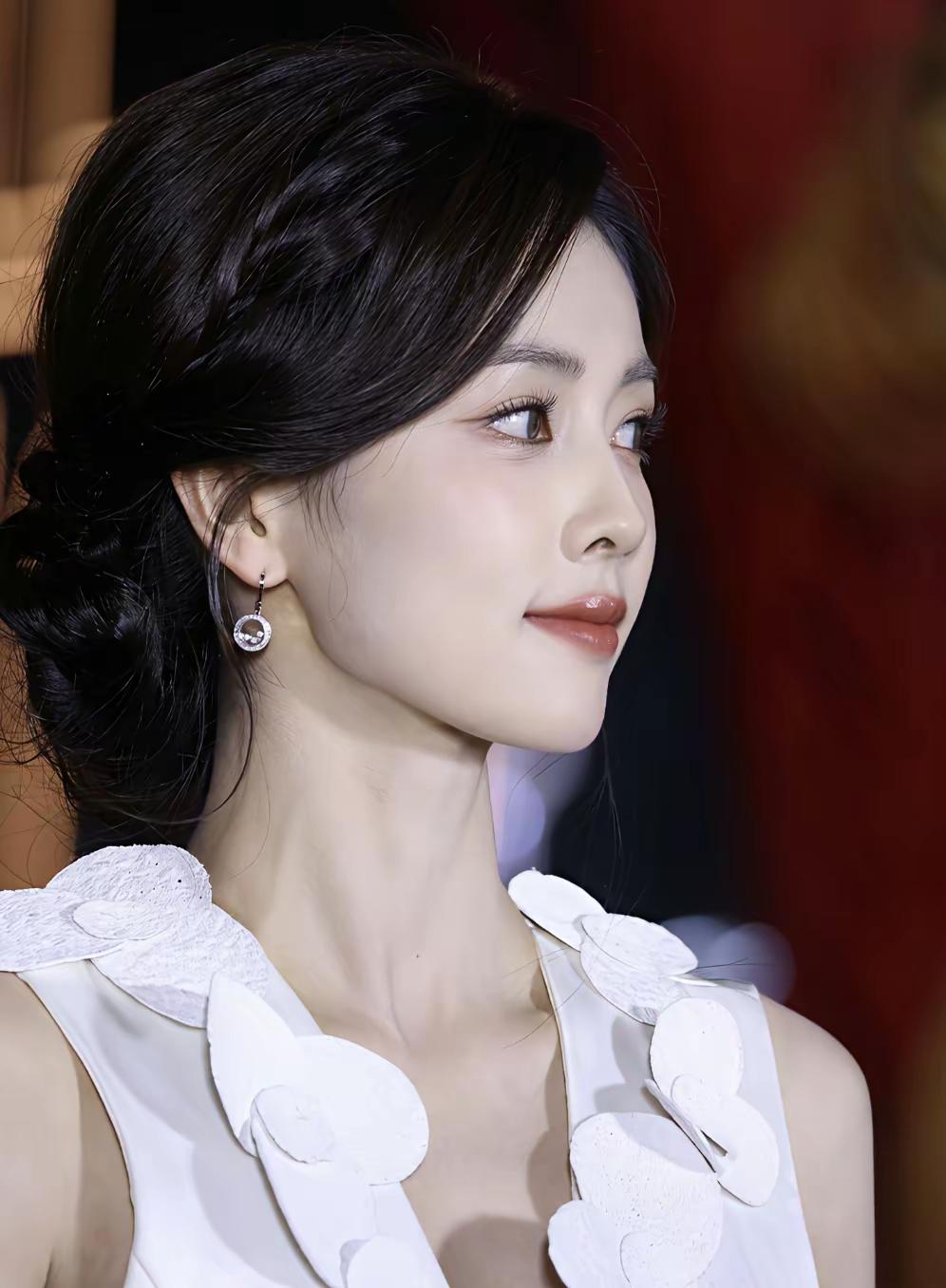 白鹿的笑很有感染力，不管是她的哈哈大笑还是她的莞尔一笑都能让你不自觉的跟着她露出