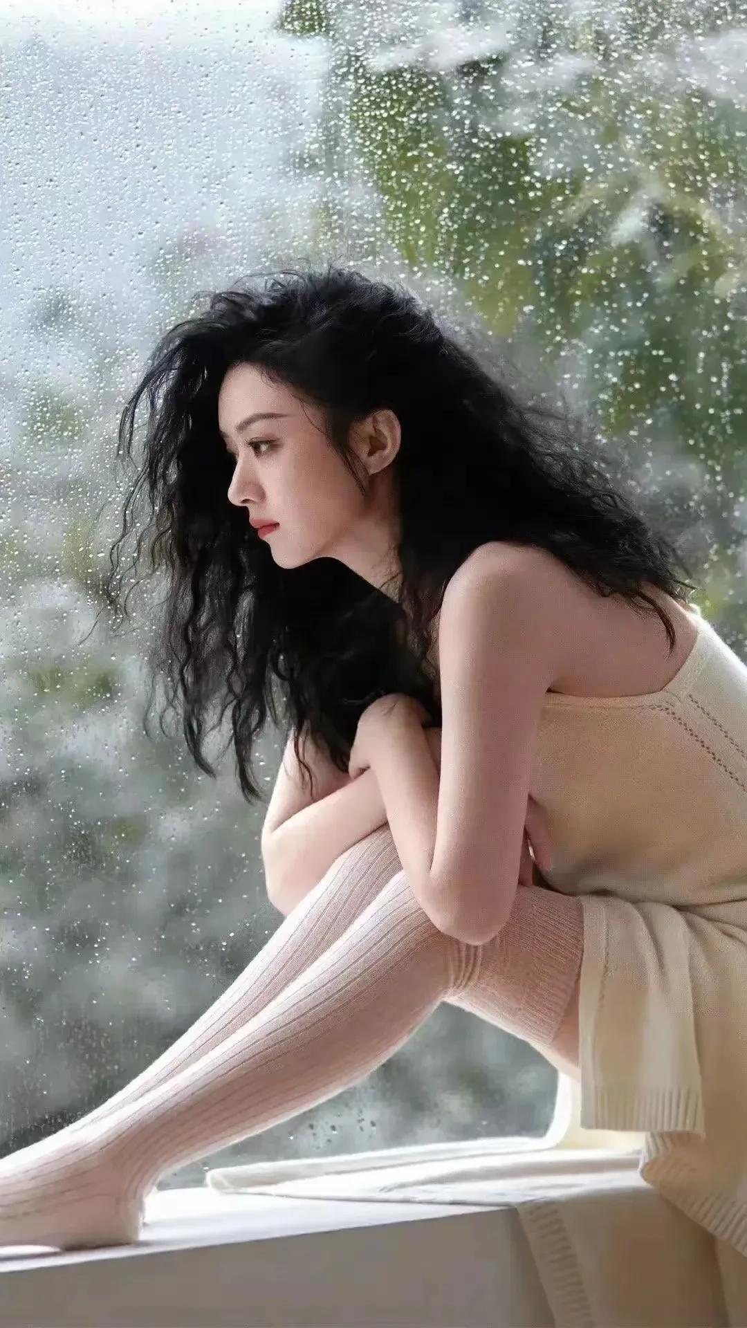 赵丽颖这双大长腿也太绝了吧！赵丽颖的腿真的是又细又直又长。这双腿一放出来，别的女