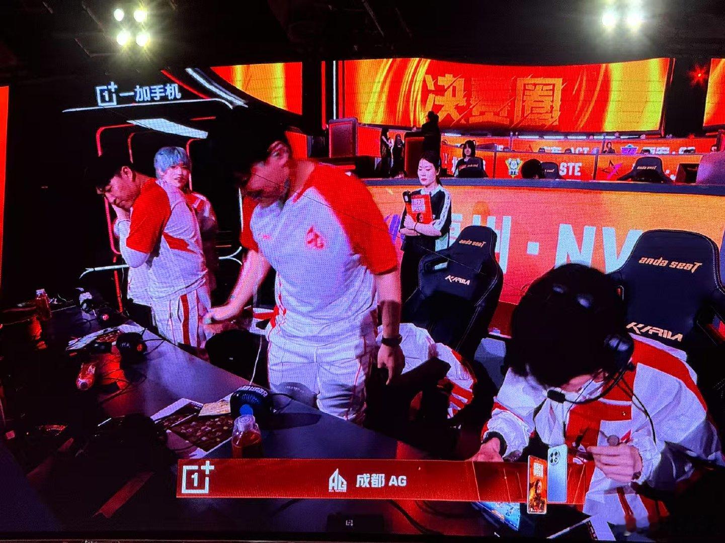 恭喜司马光带队七杀吃鸡，不仅帮AG一跃迈进前三名行列，而且还收获了自己的MVP！