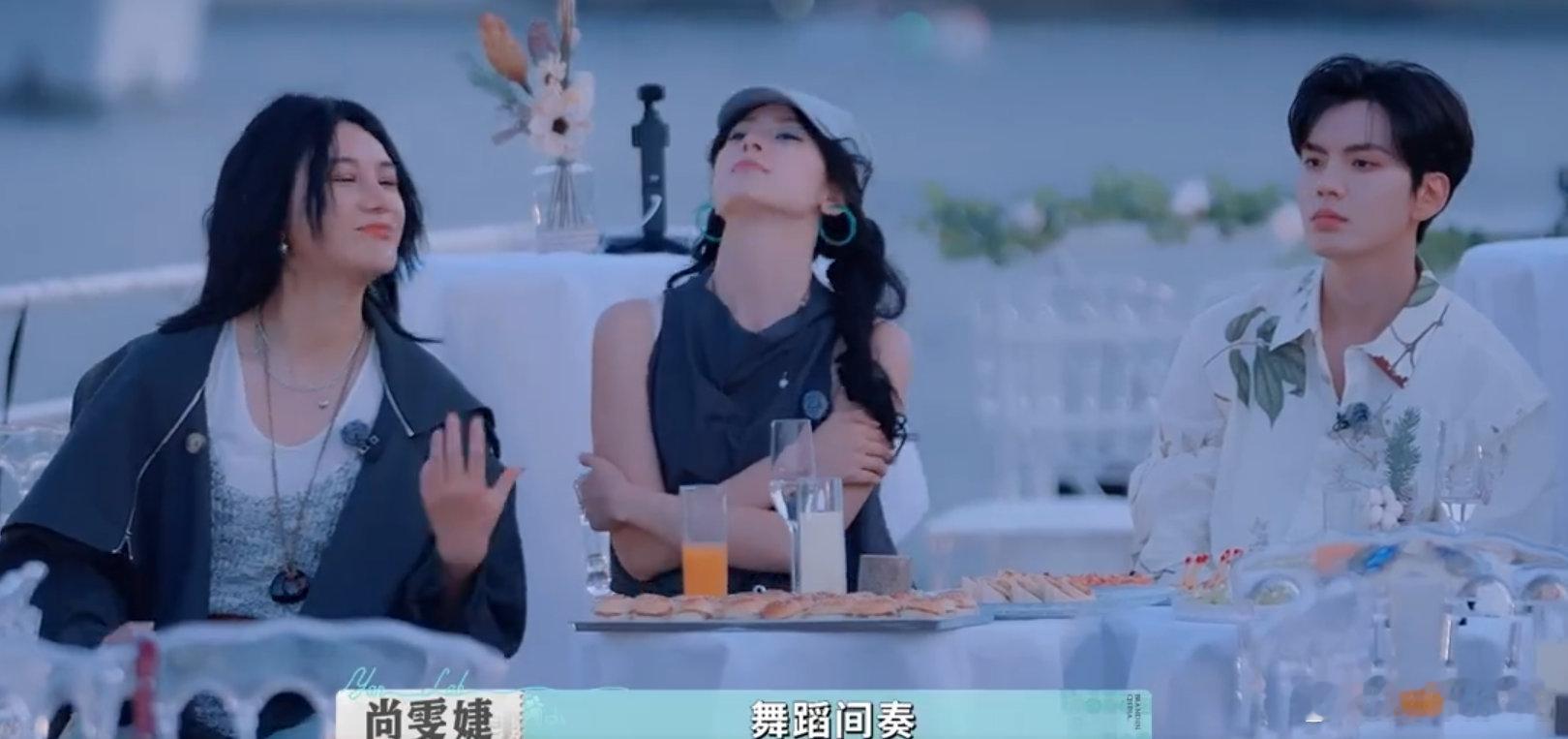 赵昭仪自带社牛属性谁懂啊！在塞纳河派对上，看见别的船就主动打招呼，社牛根本藏不住