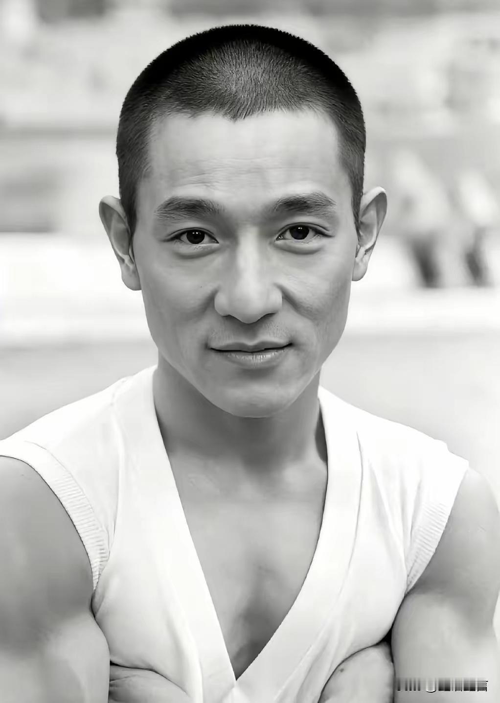 我真的不敢保证这个人是谁？一张脸上集聚了很多人的样子，看鼻子像成龙，眼睛像刘德华