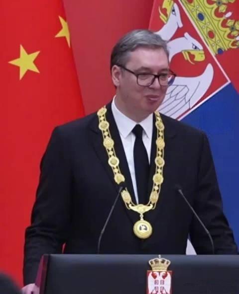 武契奇，这位一米九八的硬汉竟然落泪了！
5月25日，塞尔维亚总统武契奇就访问讲话