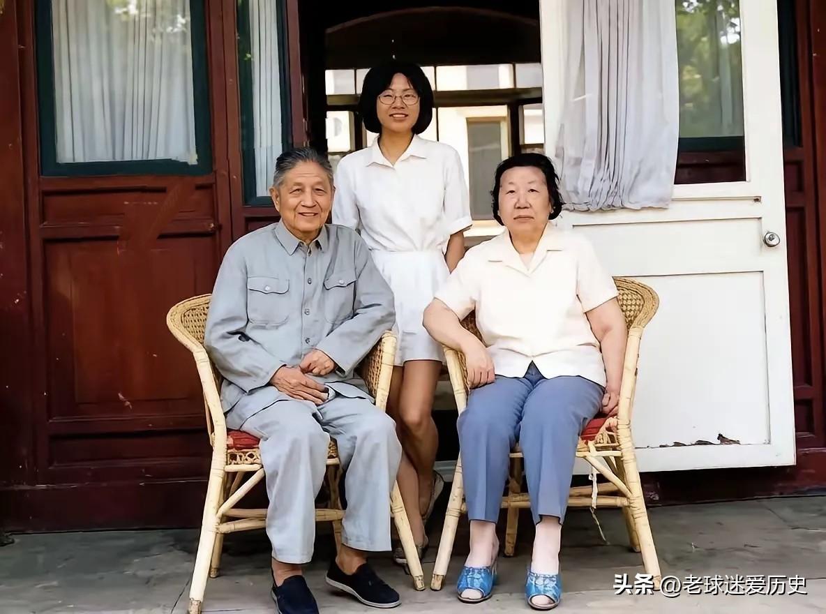 院落里环境清幽，我拍下了程子华将军一家人温馨的合照。程子华端坐藤椅之上，衣着朴素