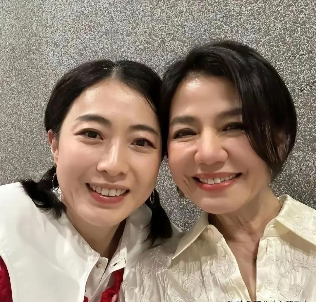一直觉得钟楚红很美，但是钟楚红和甘比同框，看上去像两代人。
而且钟楚红的鼻子不如
