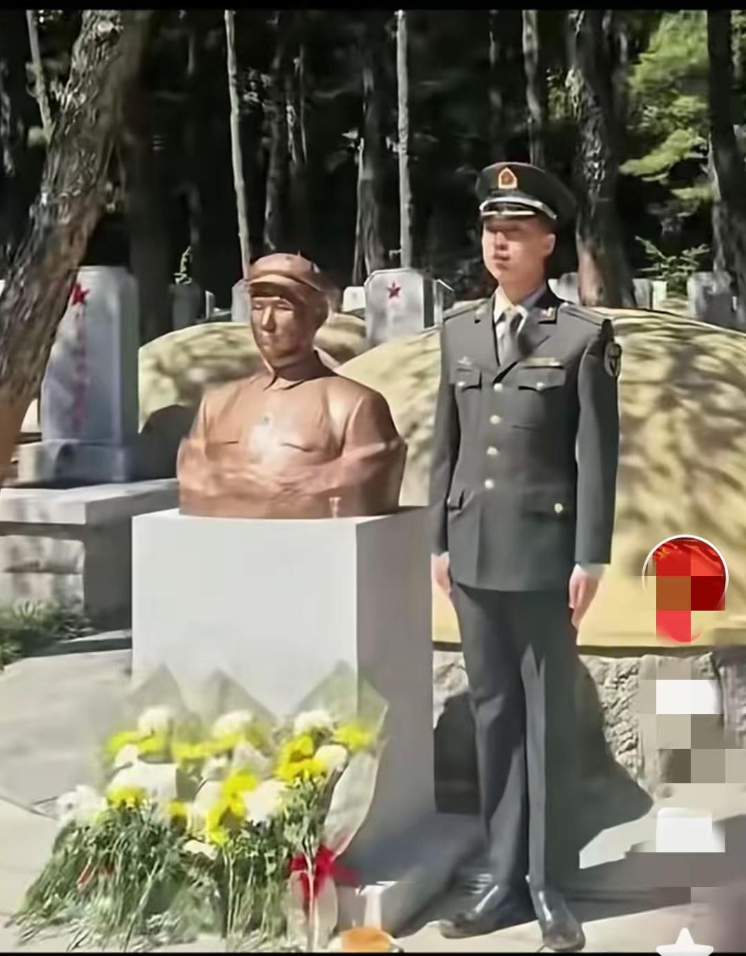 见到这张照片，请你敬个礼。这是一位年轻的战士站在他伯爷爷墓前的动人一幕。当年，伟