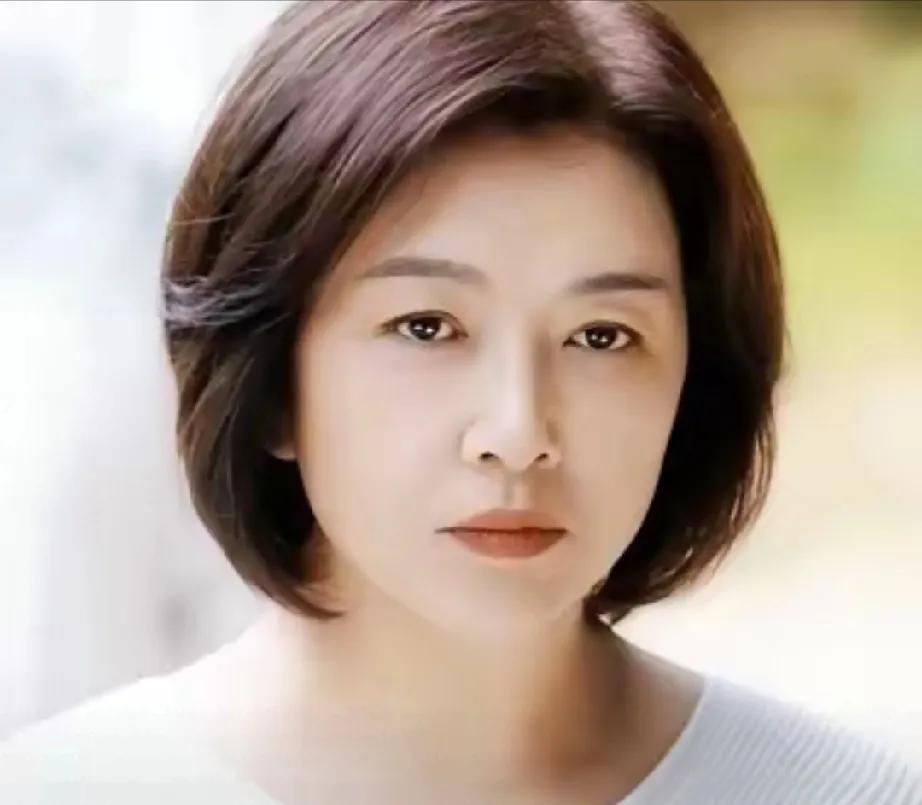 靳东这魅力，简直像开了挂！谁能想到，早年他中专毕业就一头扎进社会，洗车、端盘子，