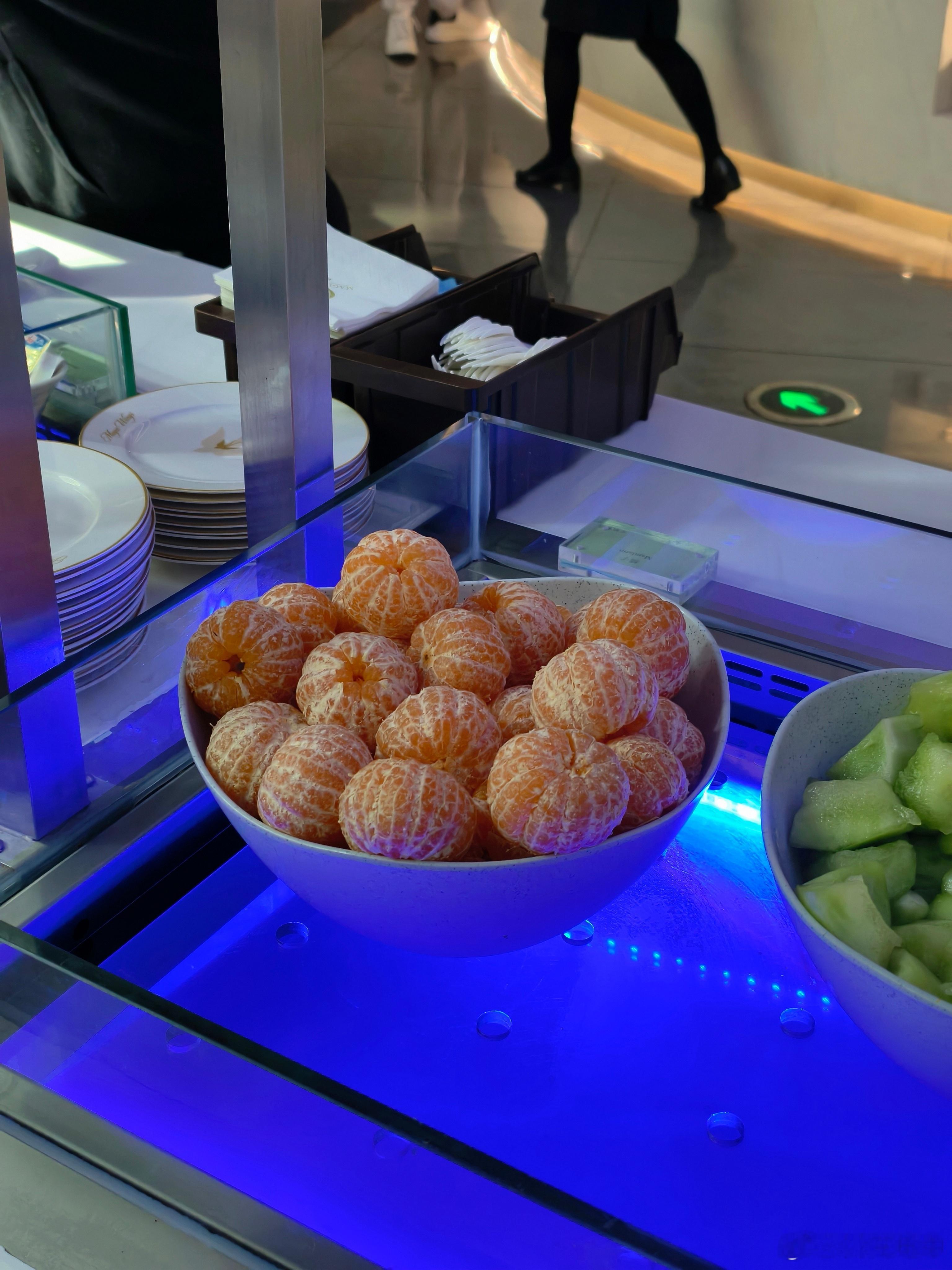 不儿，东航休息室这么讲究？橘子都是剥好的？ 