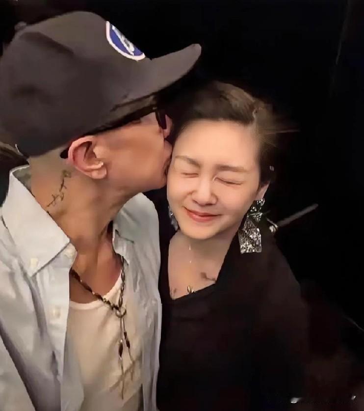 大S周年祭这场“年度大戏”，终究还是演给了流量看。当具俊晔穿着那件被反复强调的“