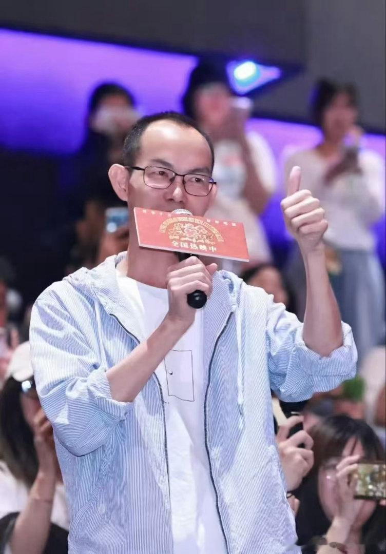 蓝鸿春看龙餐馆哭了好多次两个完全不同赛道的导演，却拥有同样滚烫的表达。蓝鸿春看《