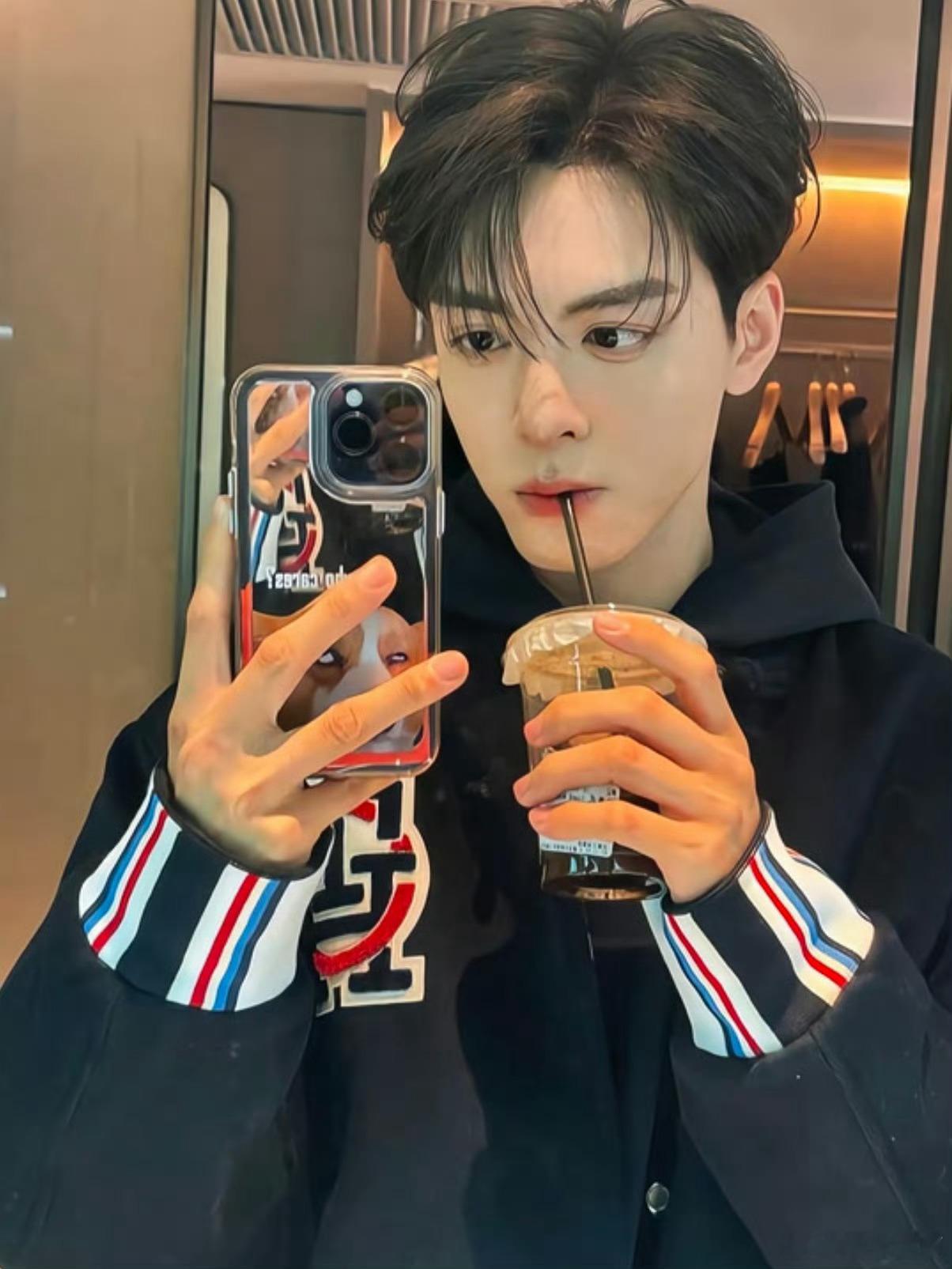 曾舜晞 私服免检 曾舜晞的衣品真的完全满分，就这样穿着私服闪耀巴黎，机场冷帽al