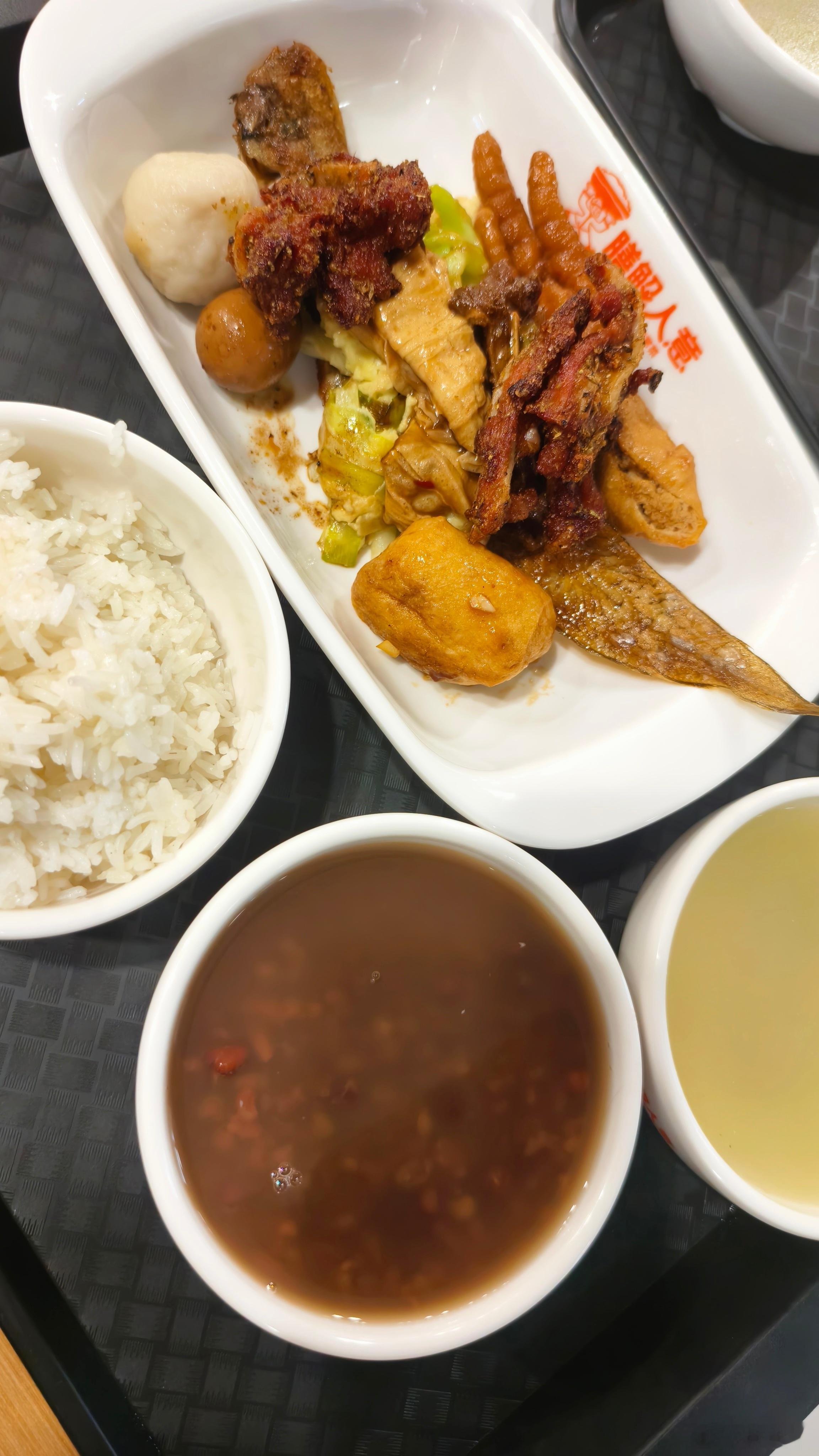 今天中午吃的饭，碳水满足。 