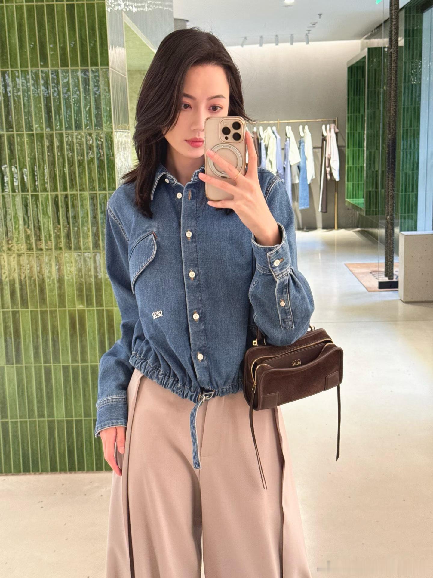 LOEWE牛仔短款外套采用 定制水洗牛仔 经典蓝色调+独特纹理，质感满分✨。短款