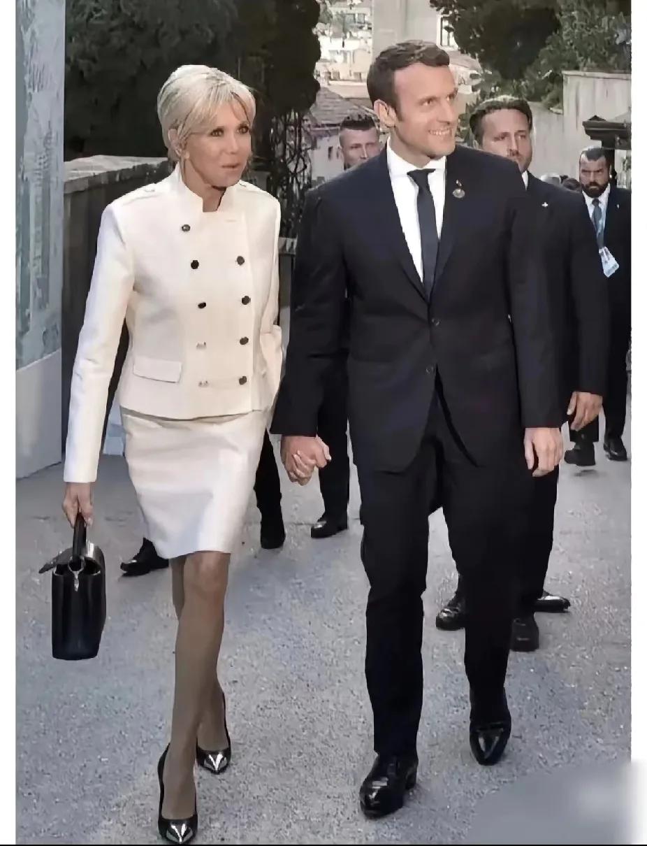 以为是马克龙，原来是马，克龙，出尔反尔的变色龙，好吃好喝好招待，难道就是吃饱喝足