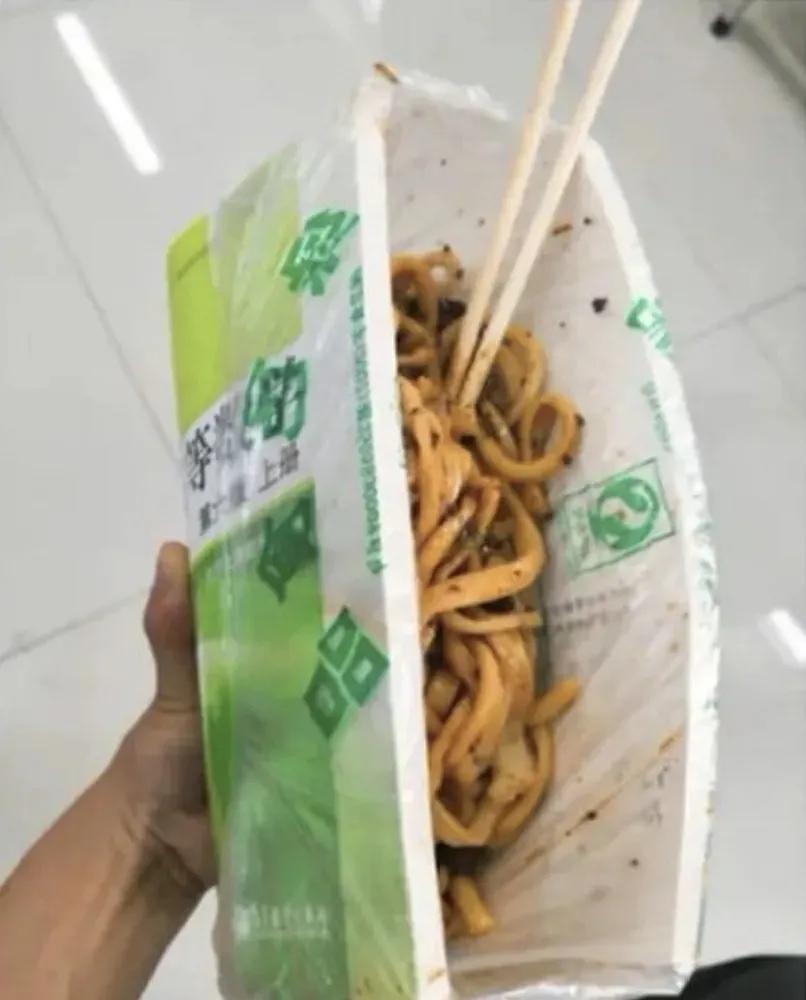 上次看到一个用衣架挂起来吃的[笑哭]