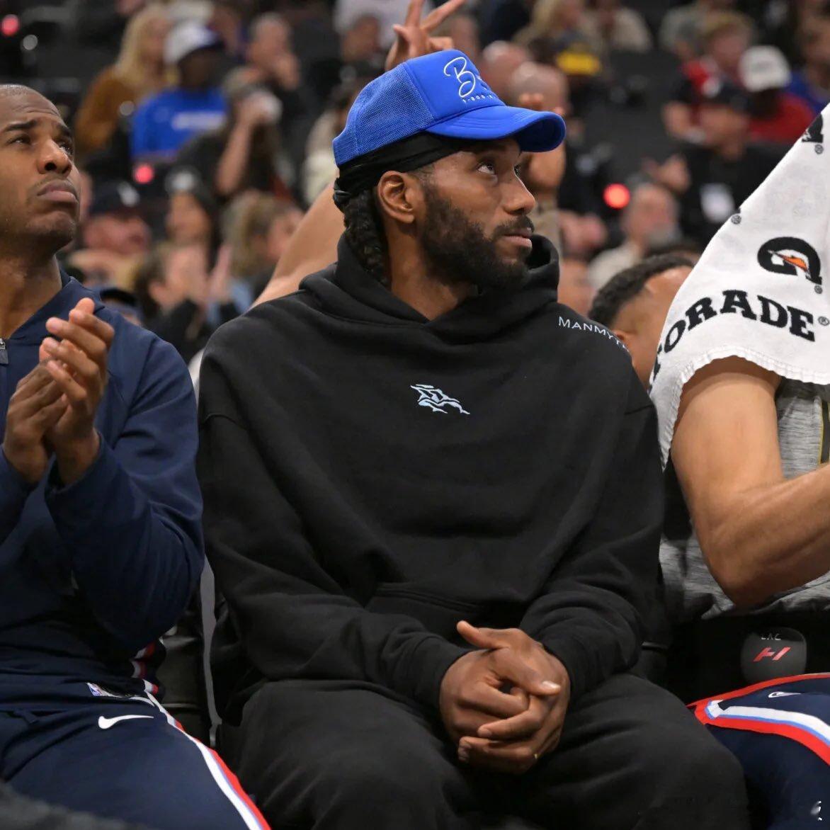 伦纳德因脚踝和脚部扭伤，将继续缺席明日快船对阵黄蜂的比赛🤕这也是伦纳德连续缺席