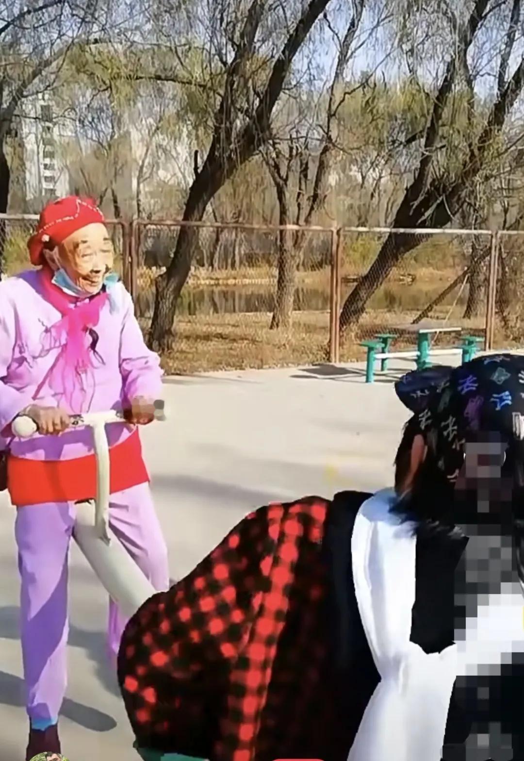 马玉琴玩得是不亦乐乎：不管多大年龄，谁不愿意玩呢？耄耋之年的她更是童心悠悠，不玩