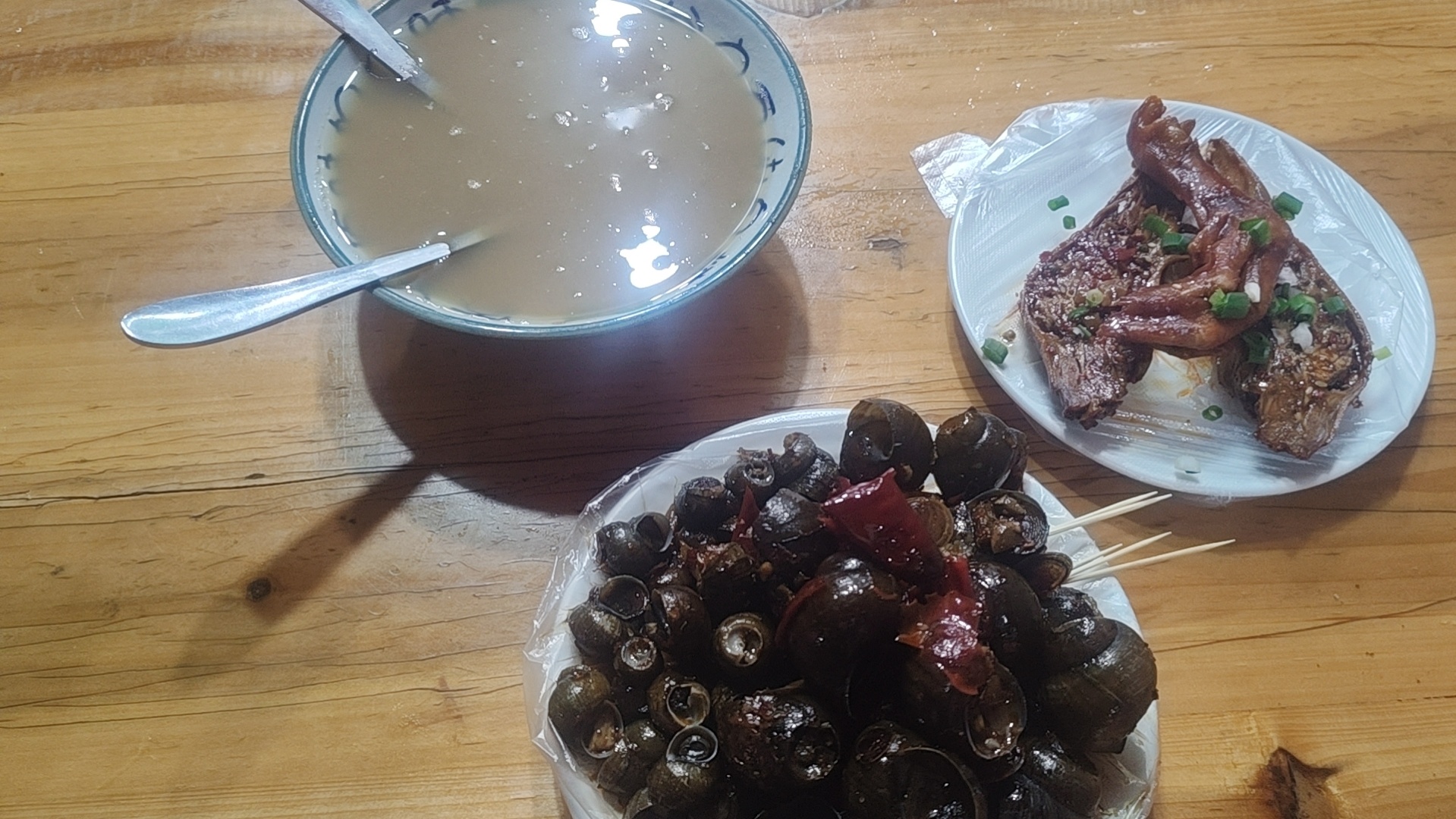 一晚上吃了不知道多少怀疑这个月好不容减下来的几斤又要涨回去但是吃了再说！！！ 