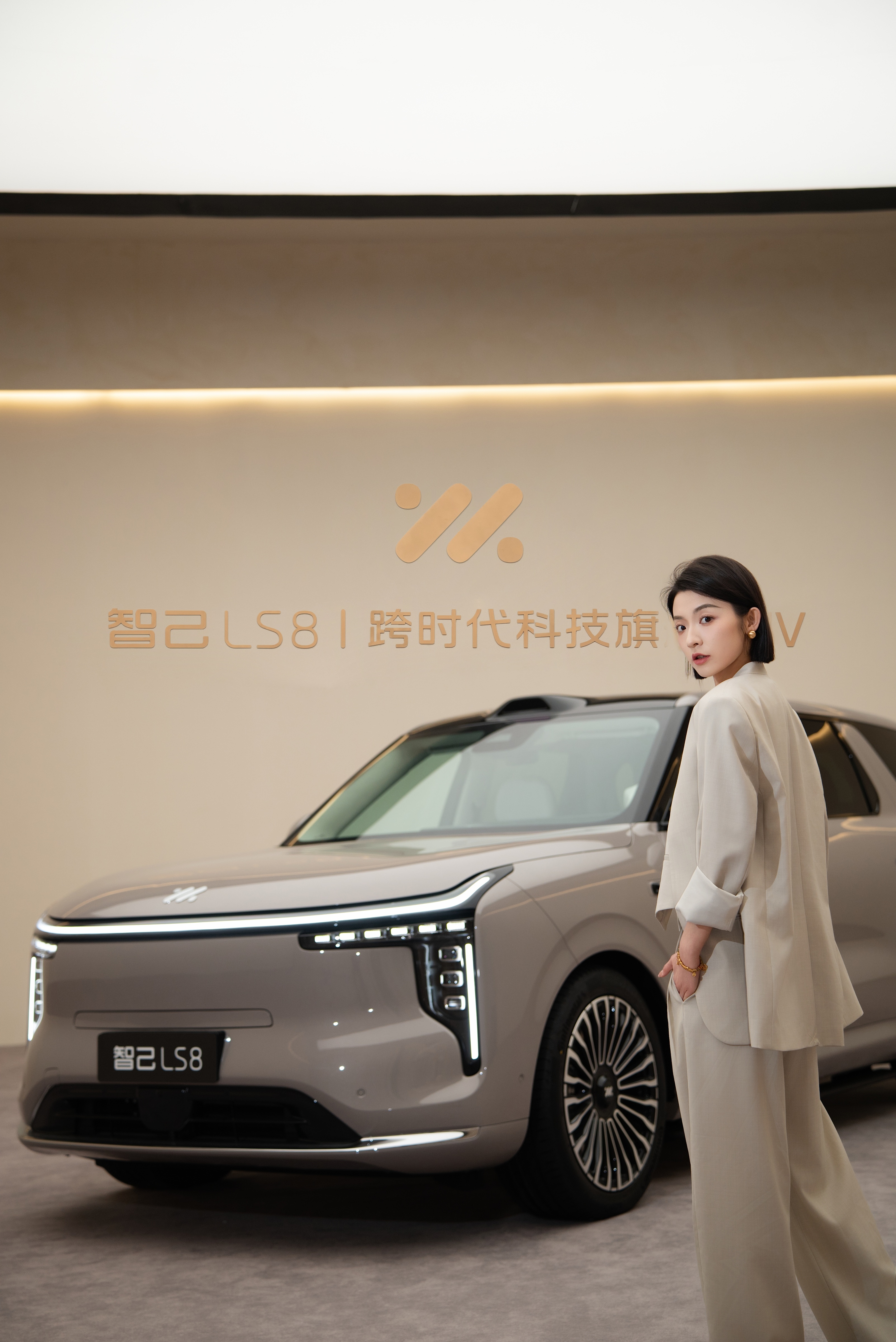 智己LS8预售价25.98万元起。线控转向、四轮转向、千问大模型、B&O音响……