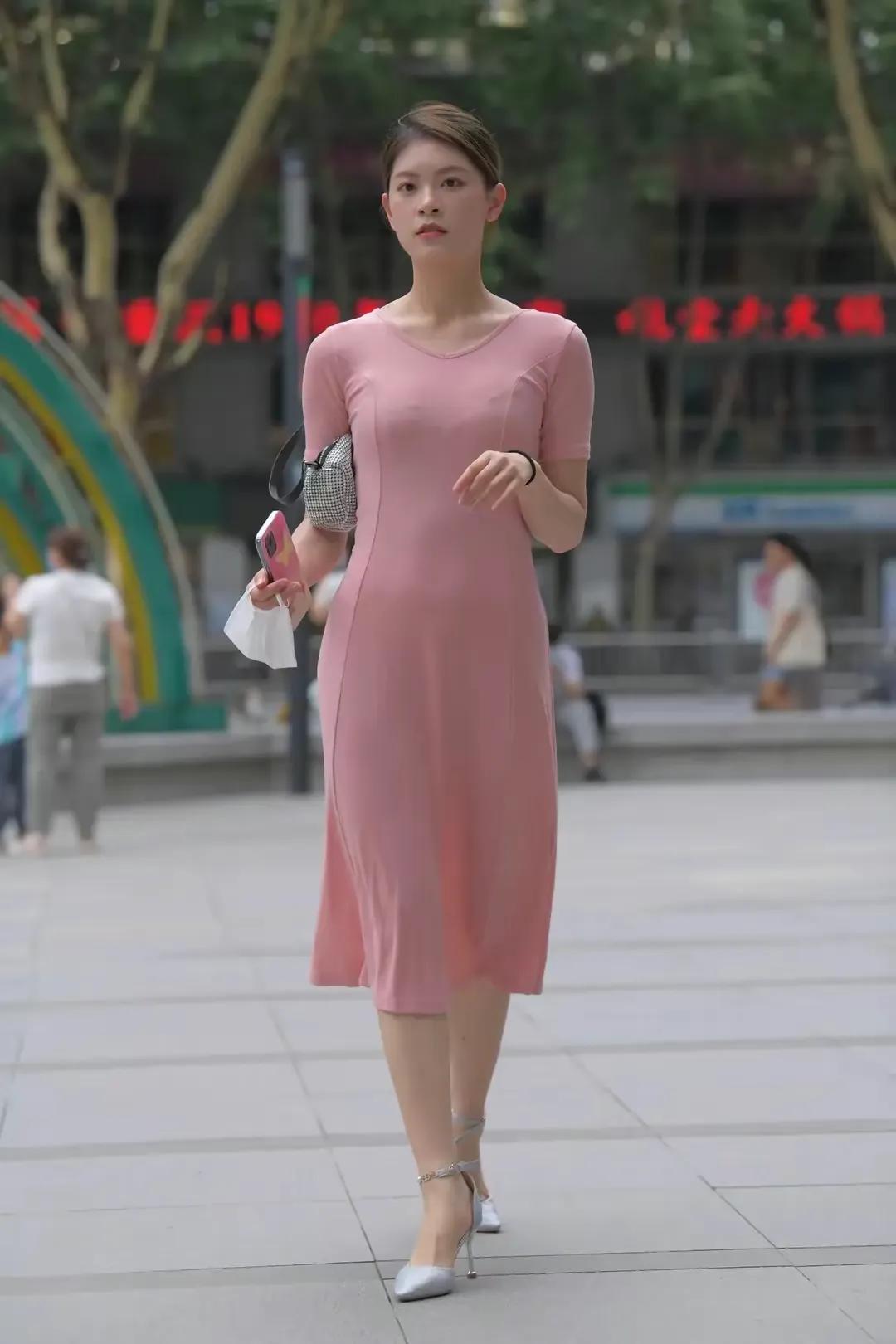 粉色长裙，气质女孩街拍