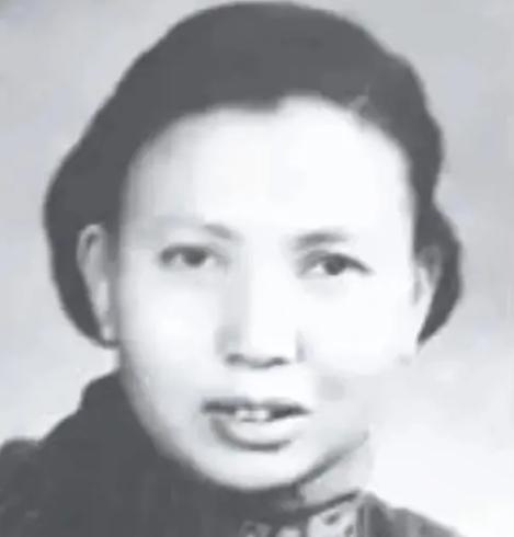 1941年,“双枪老太婆”莫林被敌人抓捕,眼看就要被活埋。敌人问她:“你认识莫林