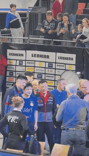 这可太有意思了：樊振东对战 53 岁父辈球员

早晨刚刚结束的德甲比赛，萨尔布吕