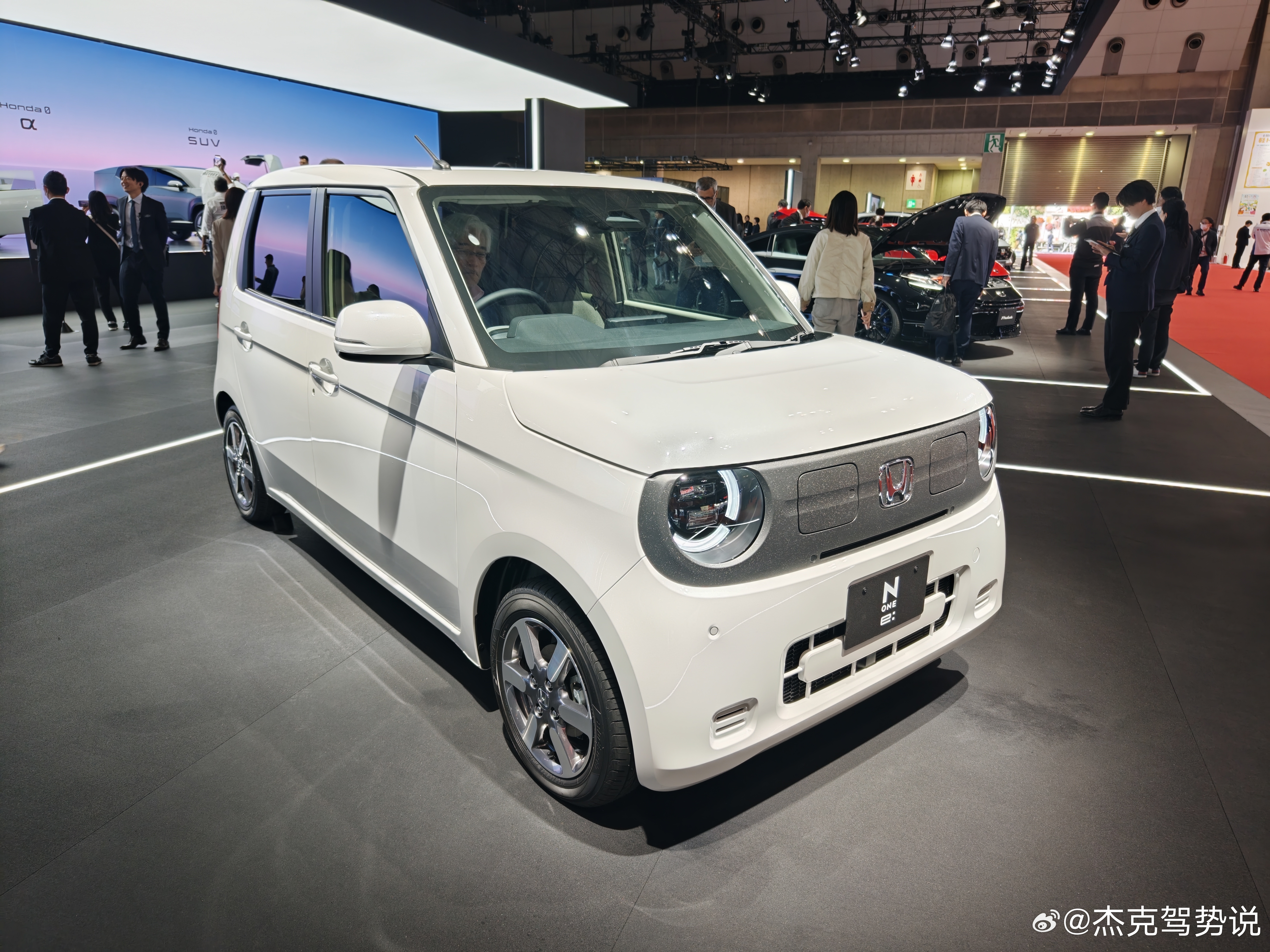 本田N one e:，纯电Kcar小盒子，实在有点粗糙，拉手一点质感都没有，让我
