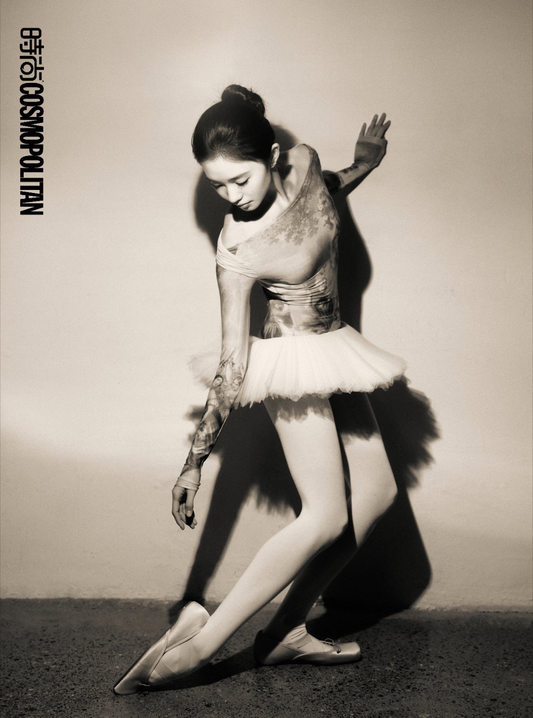 刘浩存COSMO生日刊封面刘浩存COSMO线条感大片芭蕾与时装碰撞，光影勾勒灵动