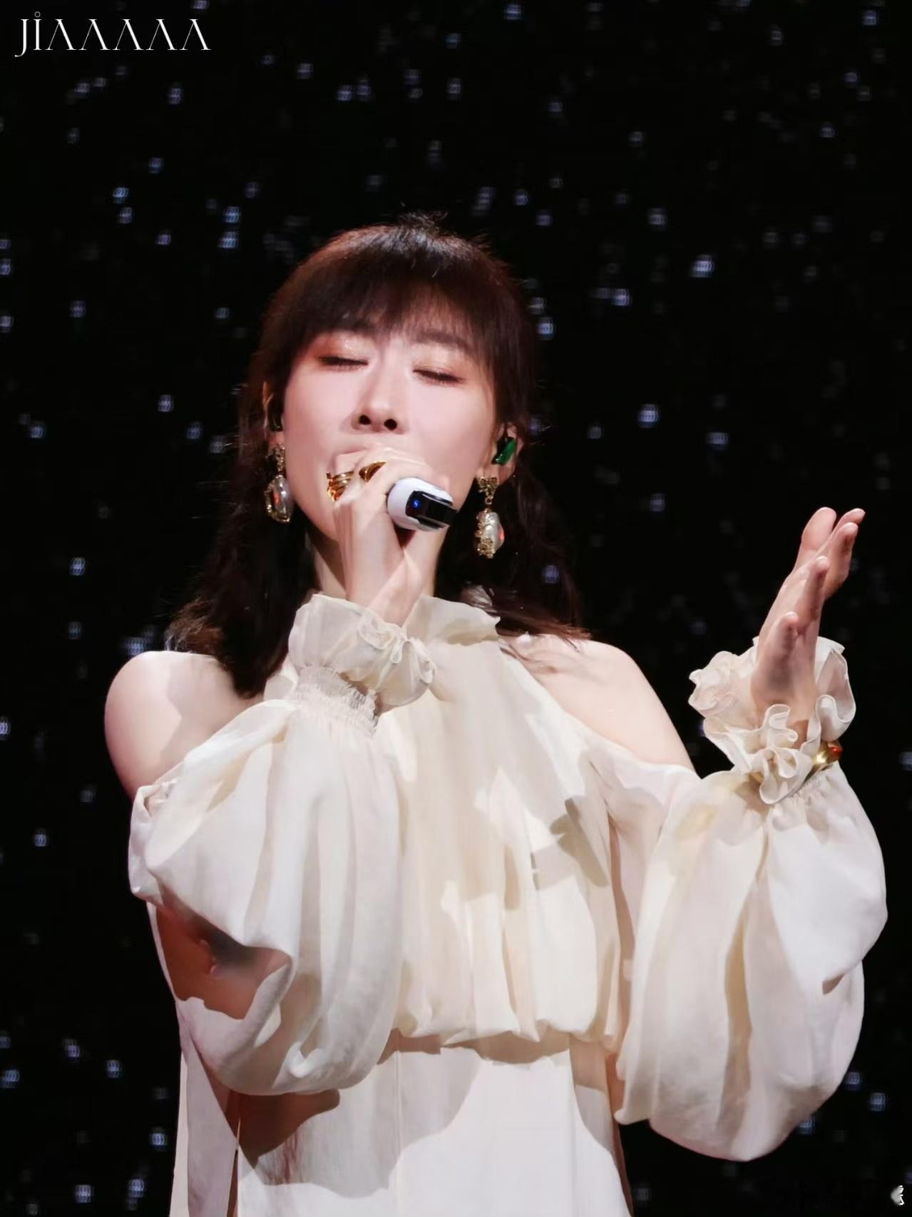 任素汐说想办法多开演唱会任素汐想把小歌唱给更多人 很难不喜欢任素汐这份赤诚，心里