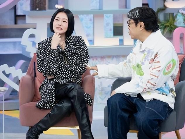 小S她和她女儿三天两头吃她姐的人血馒头，就是从没想过多看她姐留下的儿女一眼。
 