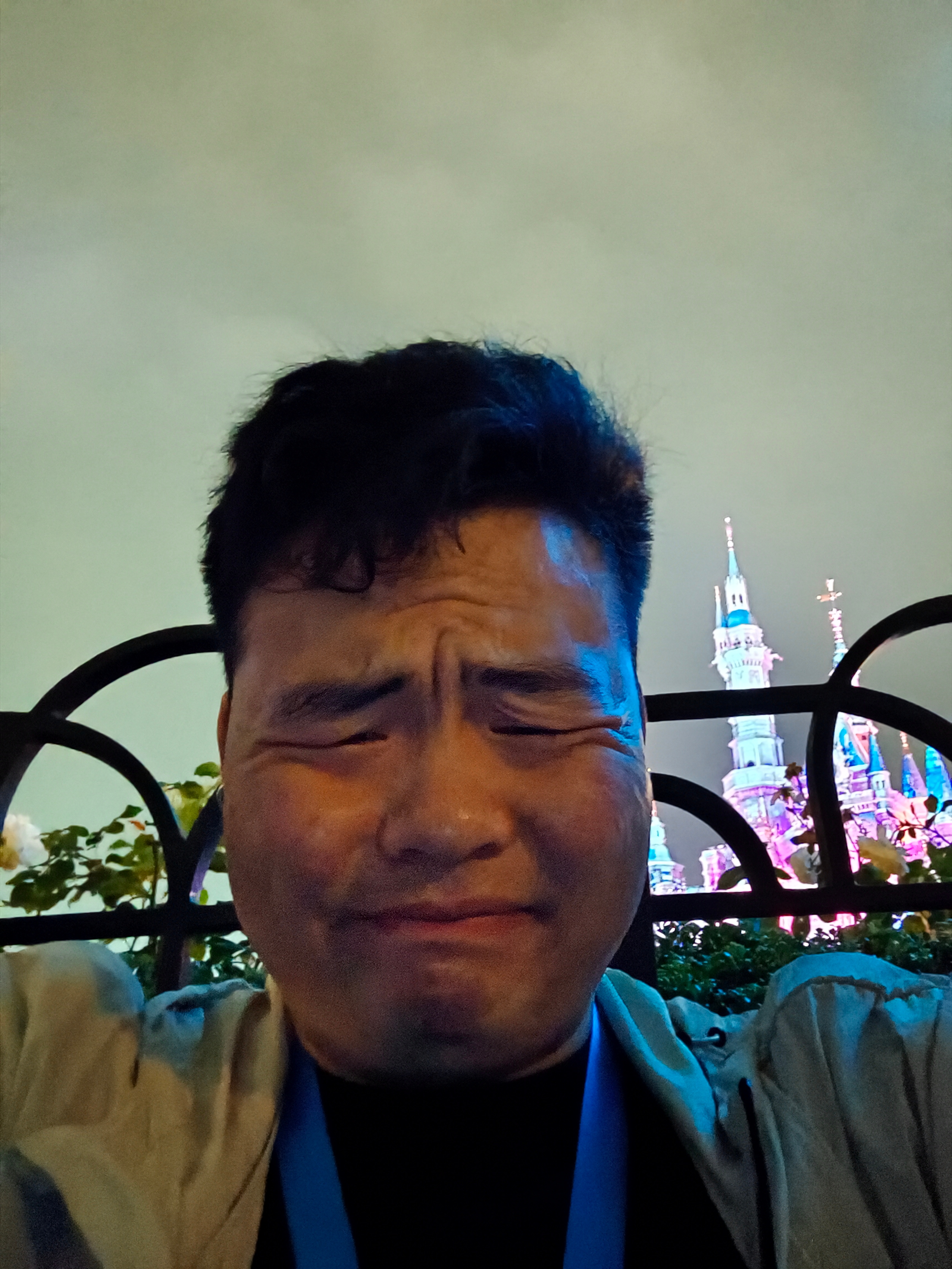 发个美女照片，居然有人问我是不是卖号了。想看我照片就直说，直接给你昨晚和迪士尼城