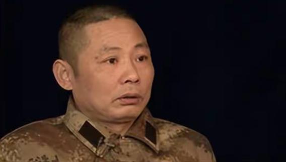 2007年，退伍老兵刘亮华在办理低保时遭遇工作人员粗暴辱骂，情绪失控的他竟一把火
