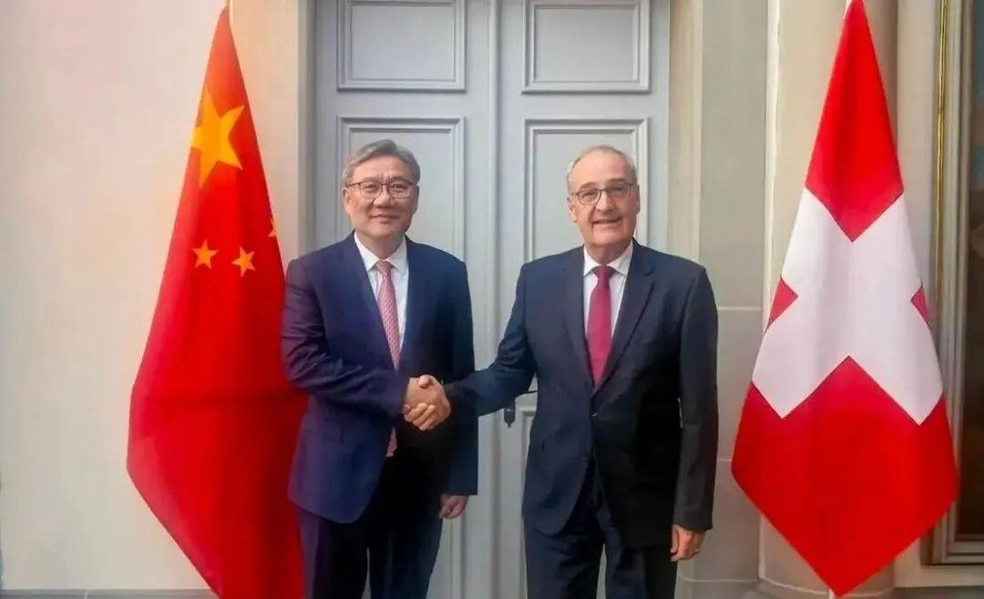 中国与瑞士宣布完成自贸协定升级谈判。瑞士政府周四发表声明称，新贸易协定将让99.
