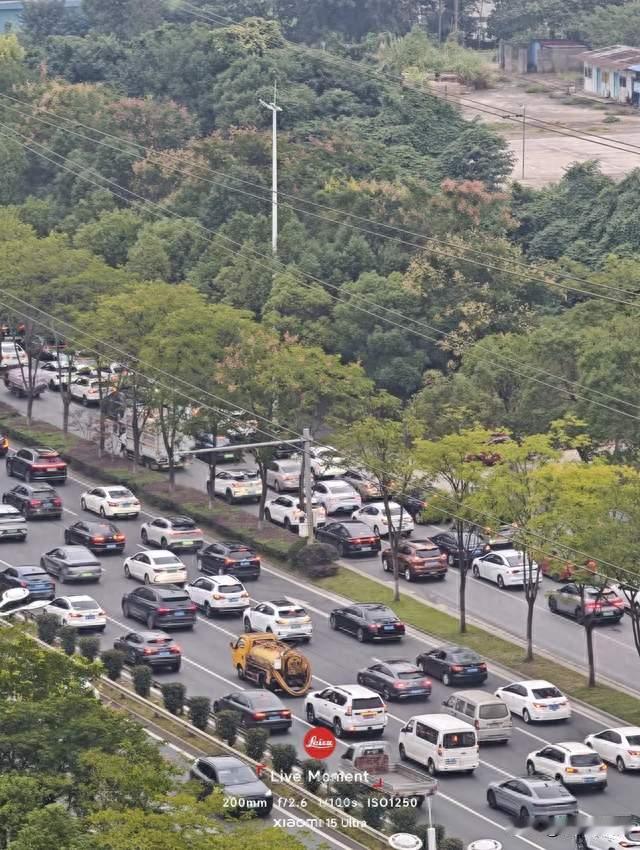 国庆上高速，堵不怕，怕的是这四种"移动路障"