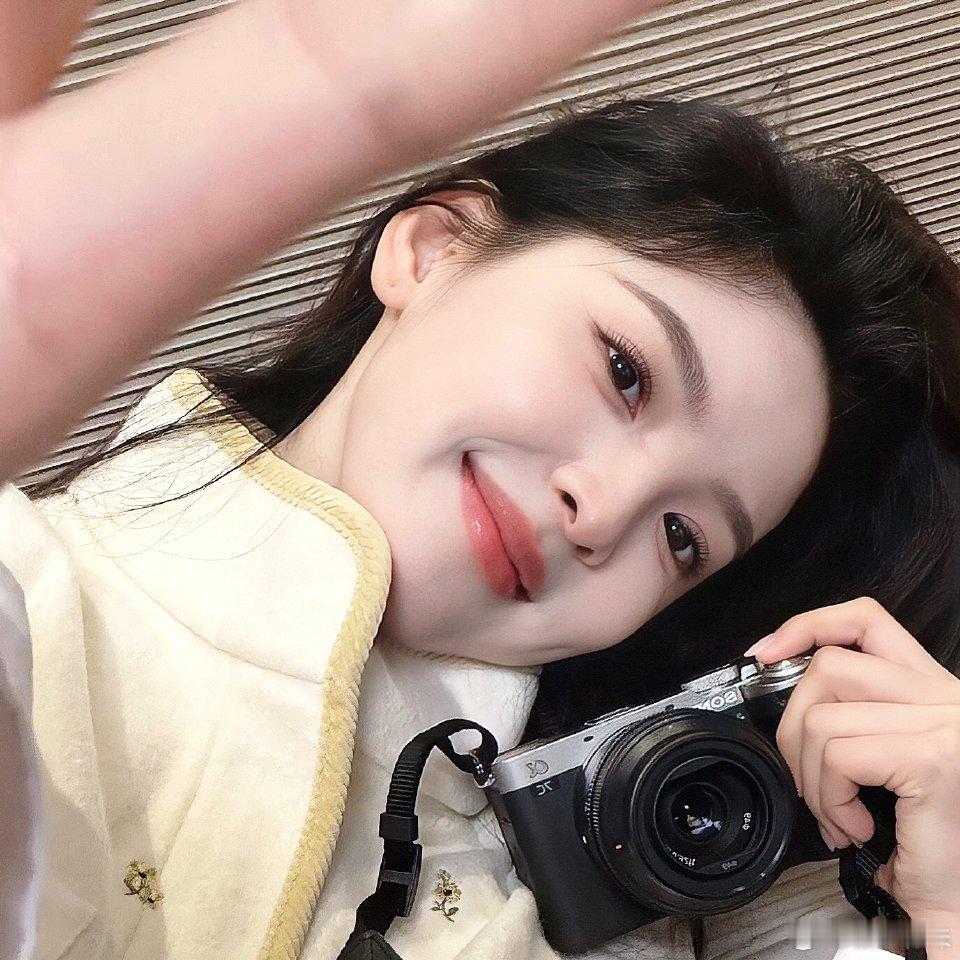 章若楠[超话] 妹妹真的好甜啊！谁能拒绝这么可爱的笑容呢？[心][心][心] ​