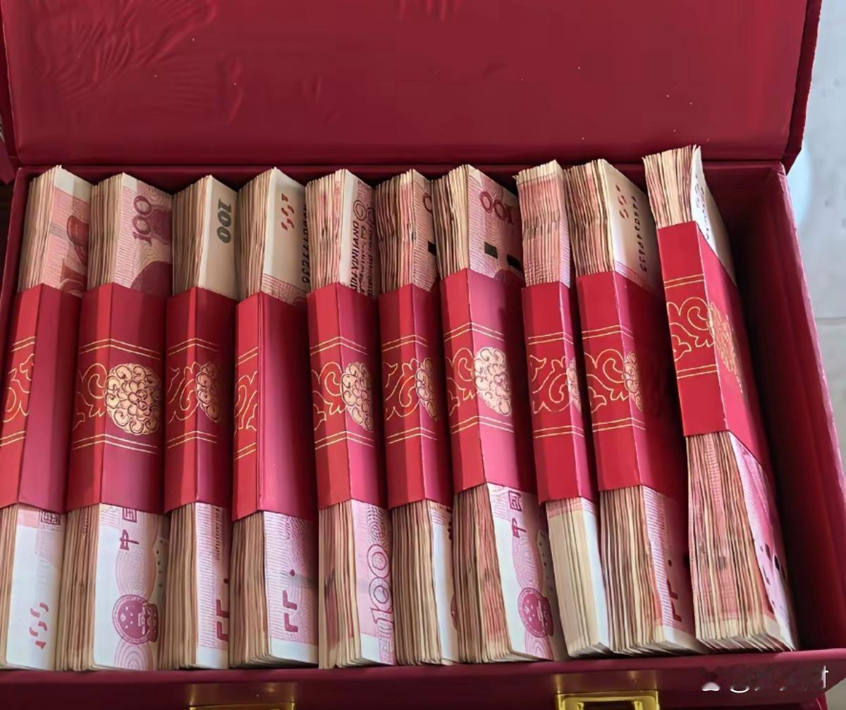 订婚当天，小姑子刚收完10万彩礼，转身就要去存定期。婆婆急得在屋里转圈：这钱到底