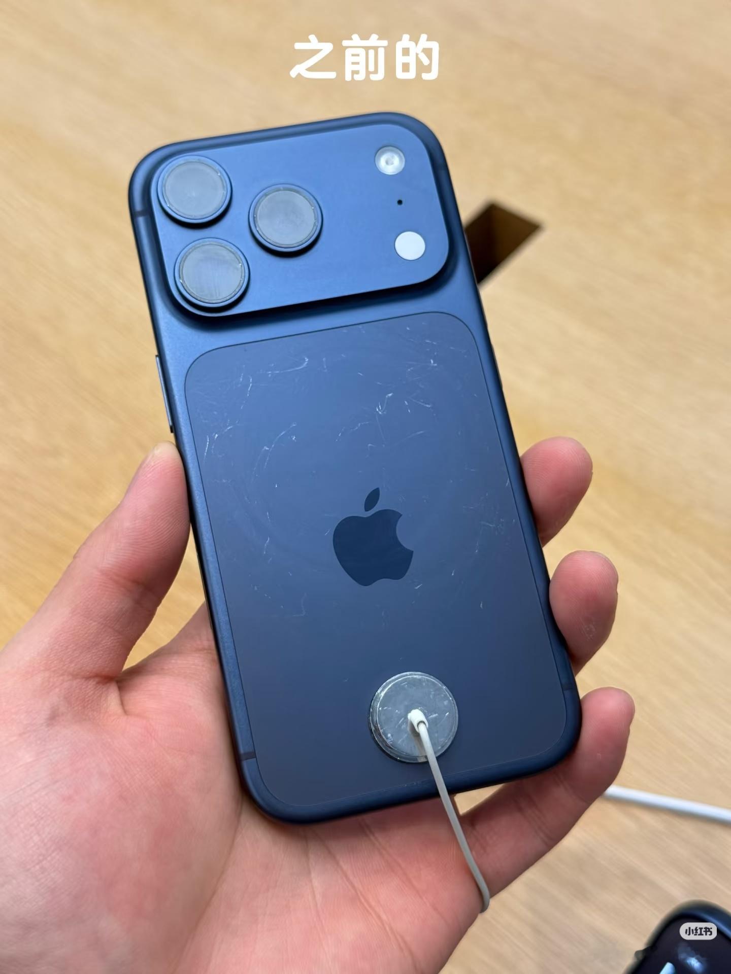 iPhone17系列展示机刮痕原因老旧MagSafe支架的金属环长期磨损[笑而不