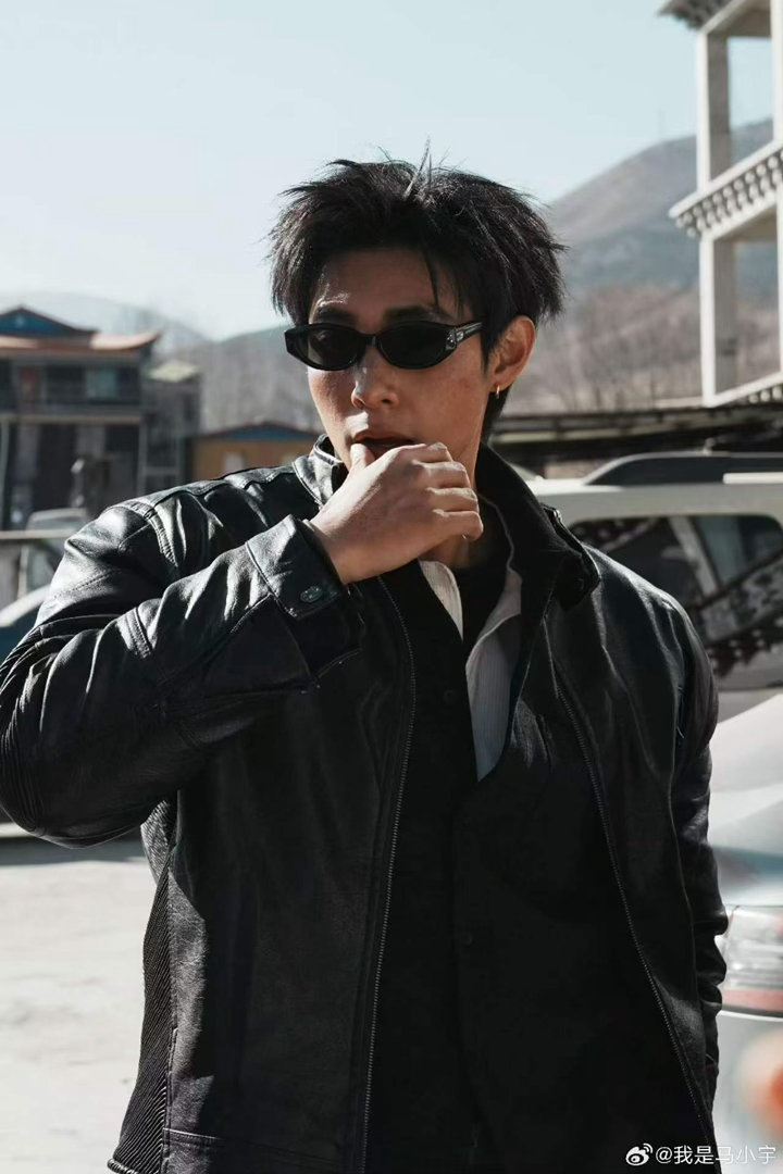 马小宇现场脱衣量肩宽 第一次见量肩宽这么实在的艺人，马小宇主动脱衣自证，还贴心解