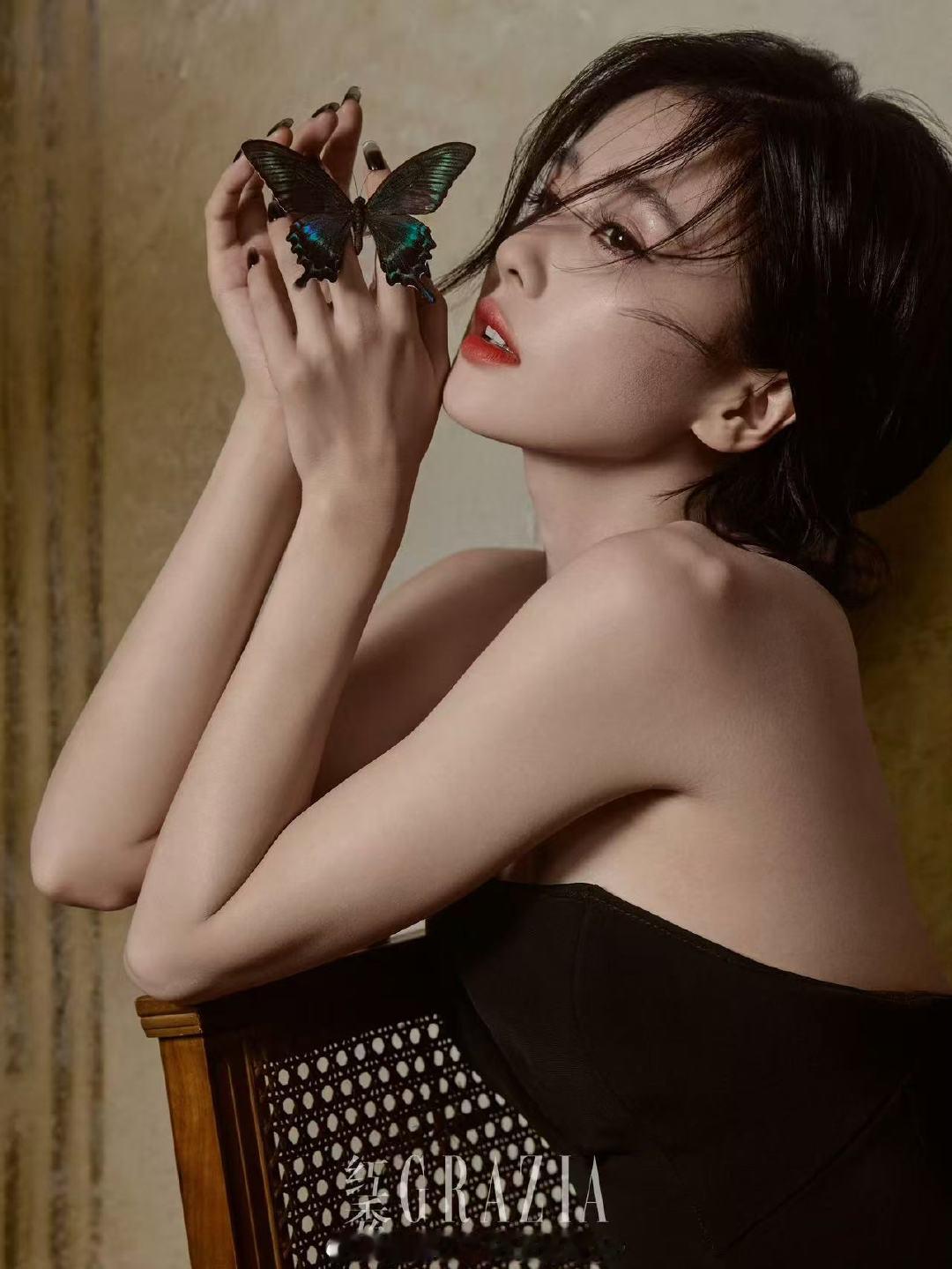 白鹿红秀封面大片白鹿红秀高定封面大片 好美啊 ​​​