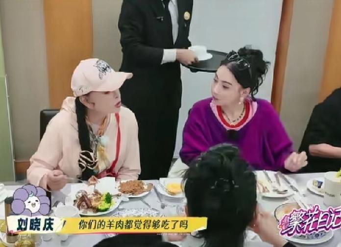 刘晓庆胃口真好，晚上和宁静刘嘉玲张柏芝几人吃饭时，宁静和刘嘉玲都吃饱不动筷了，刘