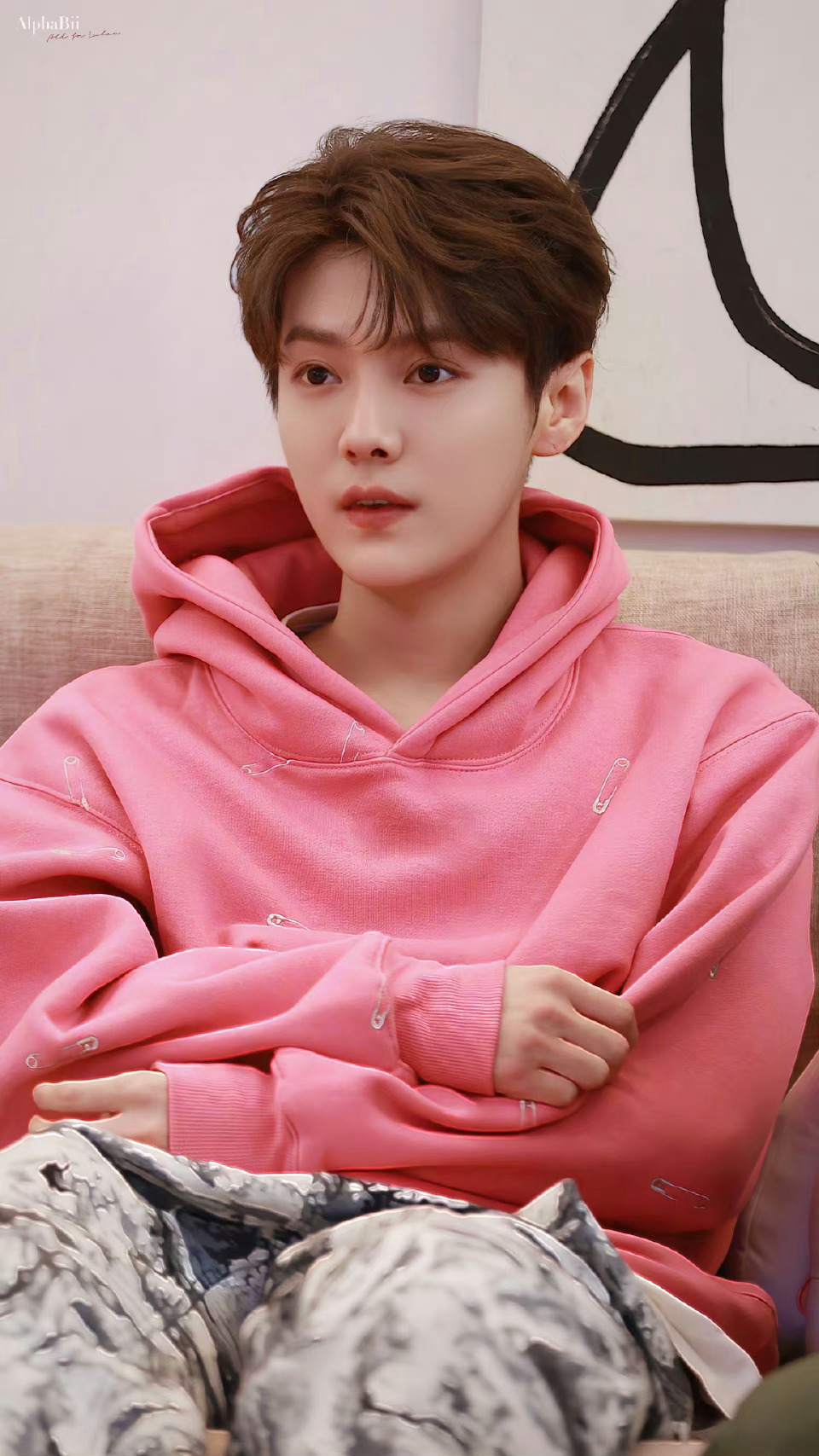 鹿晗 🦌舒肤佳品牌全线代言人鹿晗 岁月因青春慨然以赴而更加静好，世间因少年挺身