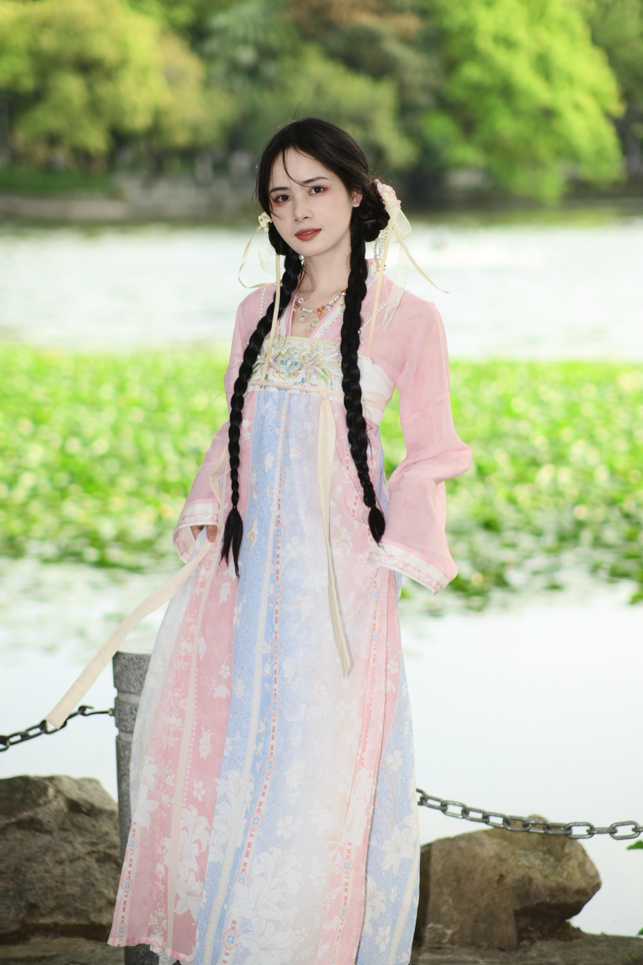 “林中抚琴曲委婉 群山听懂我悲欢”