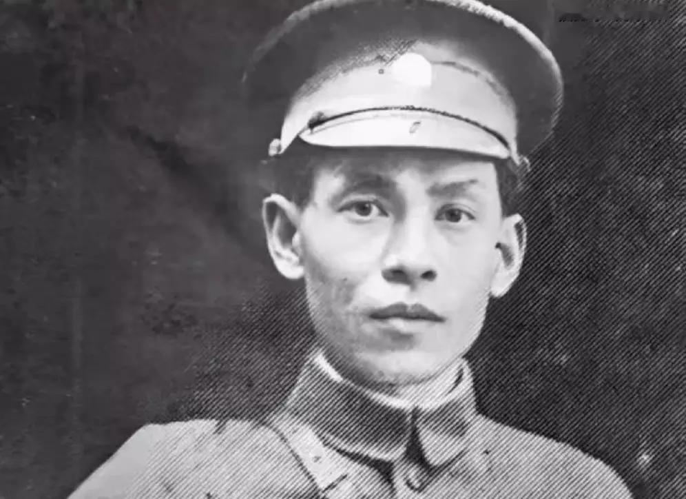 杜月笙，死后也没能回到上海，却葬在了台北。民国上海滩的顶流风云人物，巅峰时黑白两