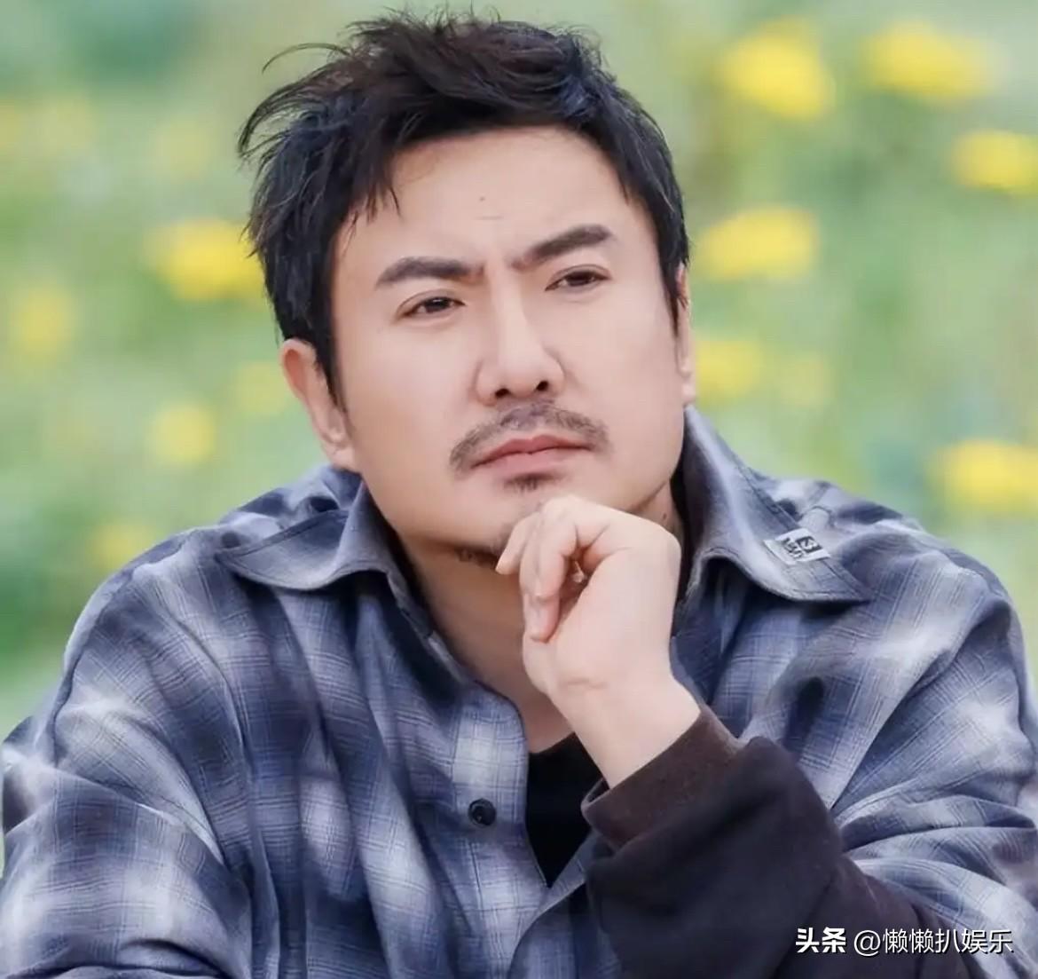 们是军艺校草，颜值在线
三人是师兄弟情谊，都曾是眉目俊朗的少年
却不约而同走上喜